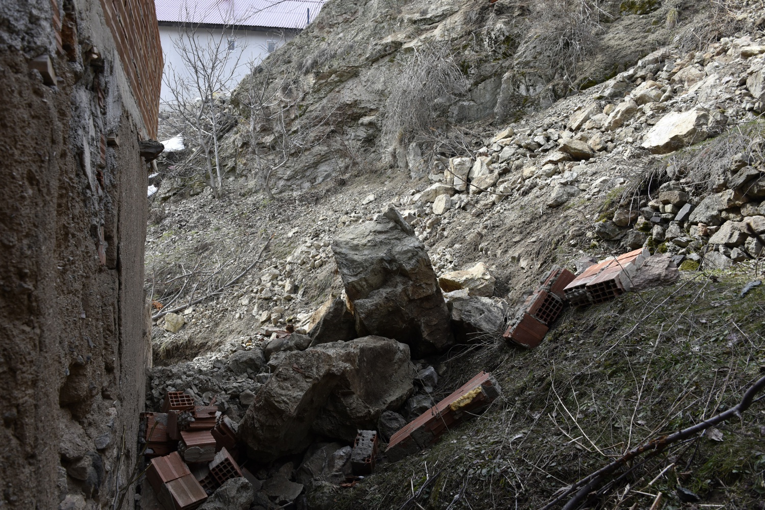 Gümüşhane’de dağdan kopan kayalar evin üzerine yuvarlandı 3