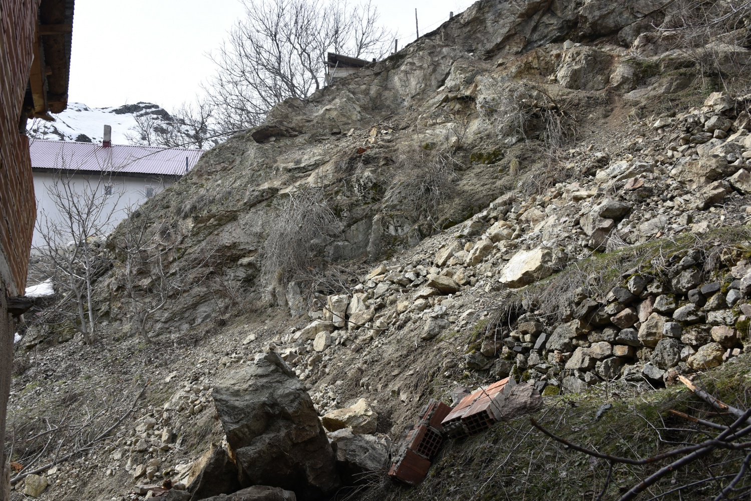 Gümüşhane’de dağdan kopan kayalar evin üzerine yuvarlandı 11