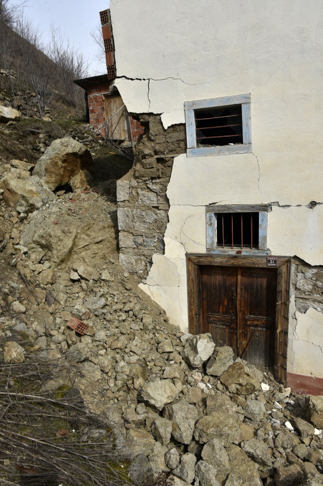 Gümüşhane’de dağdan kopan kayalar evin üzerine yuvarlandı 5