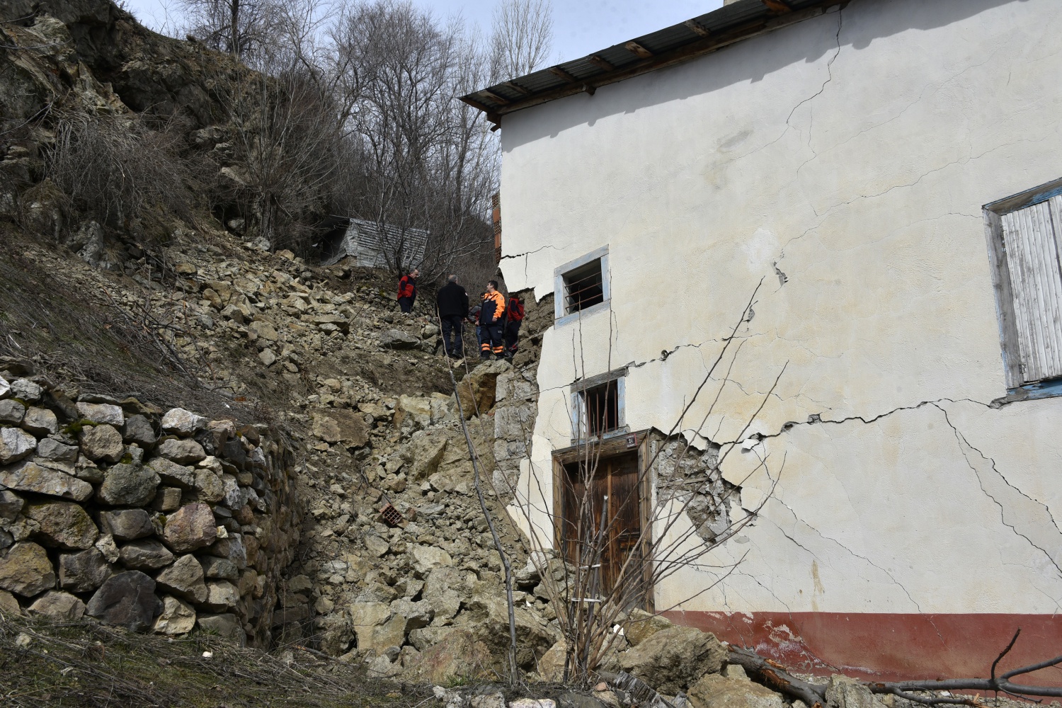 Gümüşhane’de dağdan kopan kayalar evin üzerine yuvarlandı 13