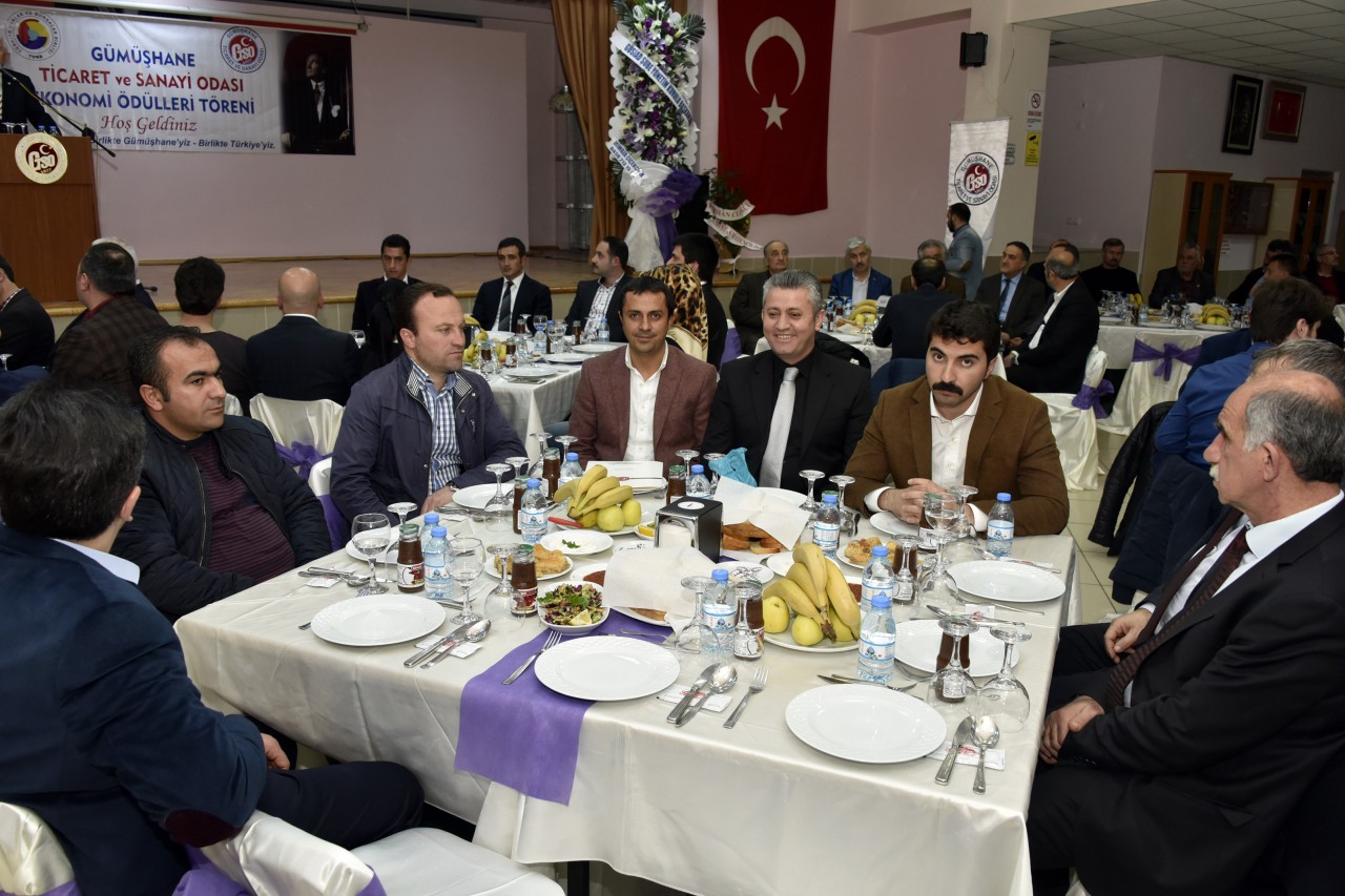 Gümüşhane’de ekonominin yıldızları plaketlerini aldı 7