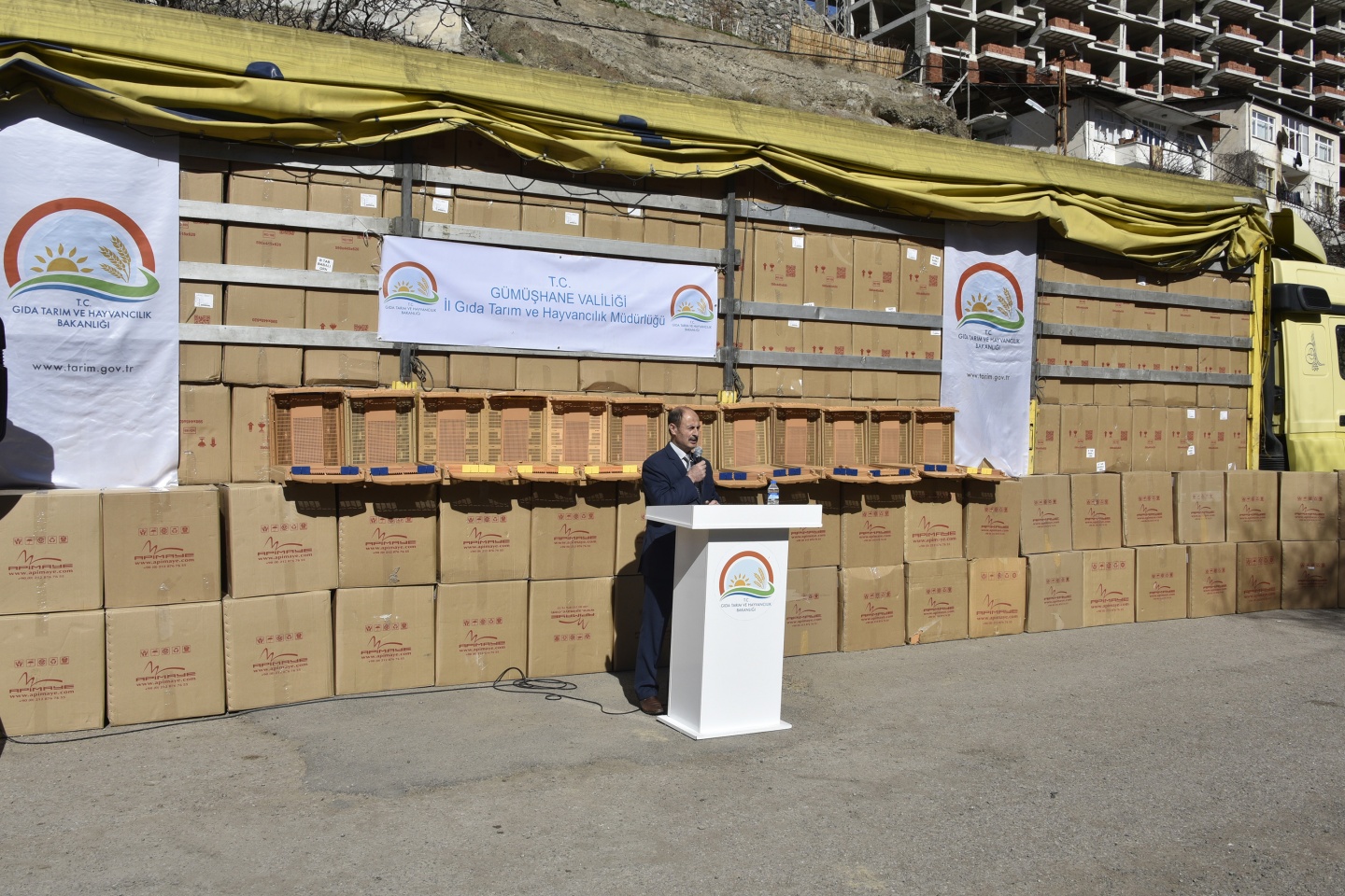 Gümüşhane’de arıcılara 2 bin 500 polen tuzaklı kovan altlığı daha dağıtıldı 7