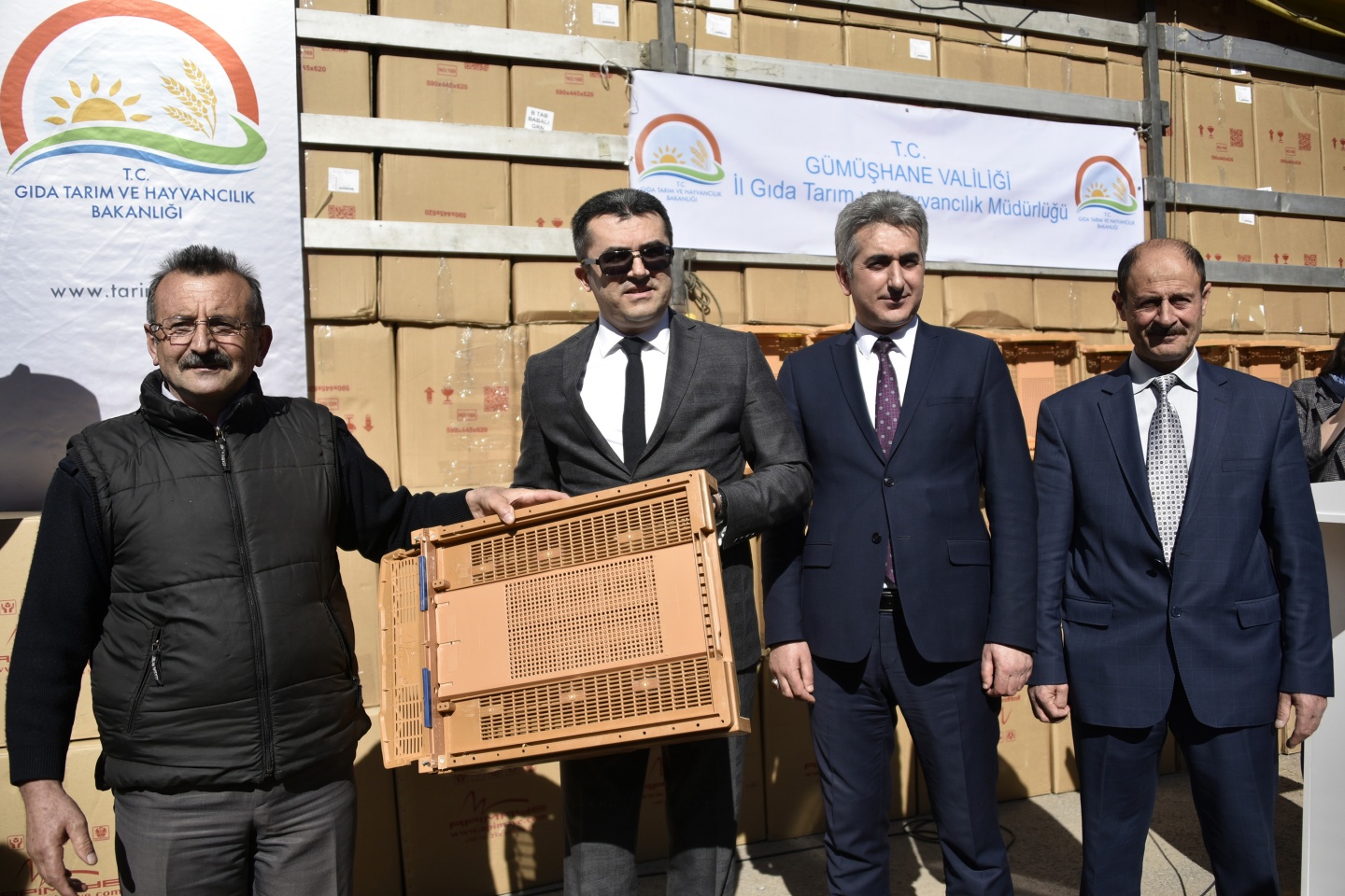 Gümüşhane’de arıcılara 2 bin 500 polen tuzaklı kovan altlığı daha dağıtıldı 11