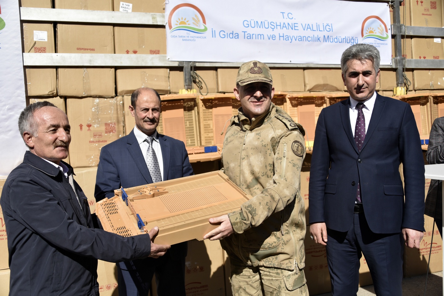 Gümüşhane’de arıcılara 2 bin 500 polen tuzaklı kovan altlığı daha dağıtıldı 12