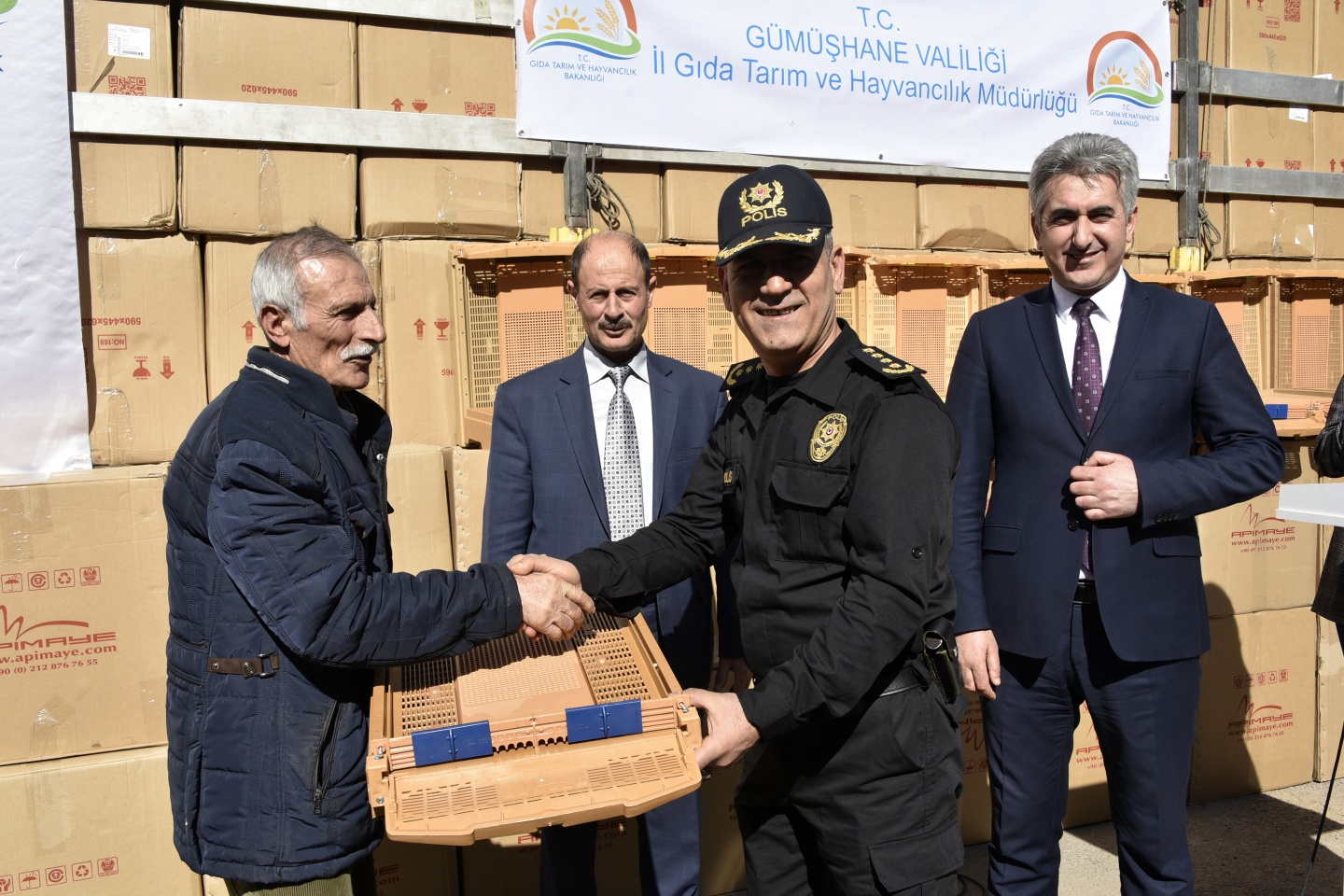 Gümüşhane’de arıcılara 2 bin 500 polen tuzaklı kovan altlığı daha dağıtıldı 10