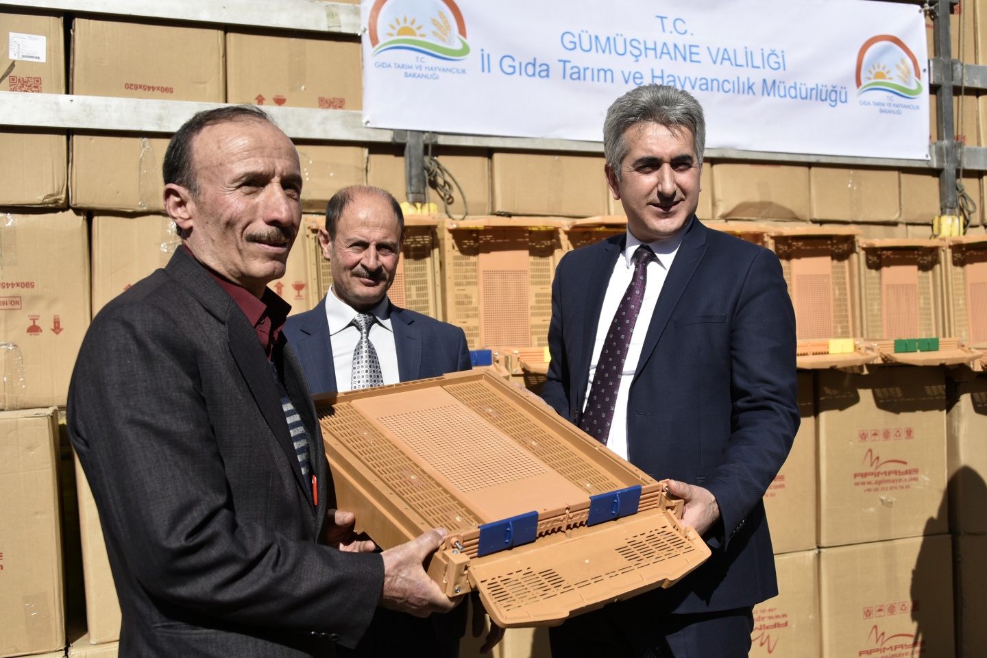 Gümüşhane’de arıcılara 2 bin 500 polen tuzaklı kovan altlığı daha dağıtıldı 13