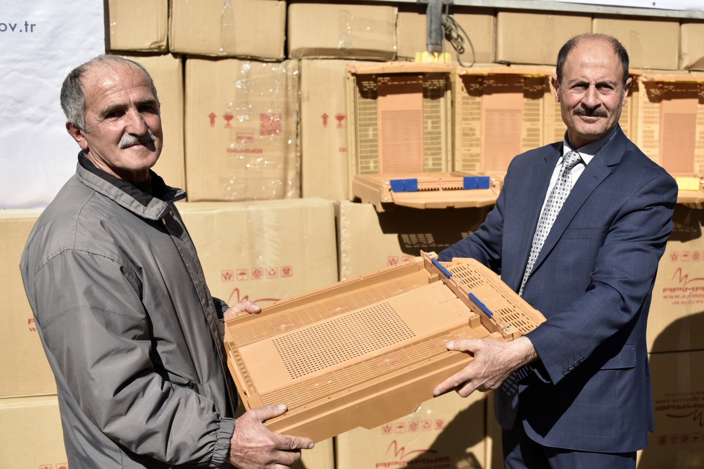 Gümüşhane’de arıcılara 2 bin 500 polen tuzaklı kovan altlığı daha dağıtıldı 17