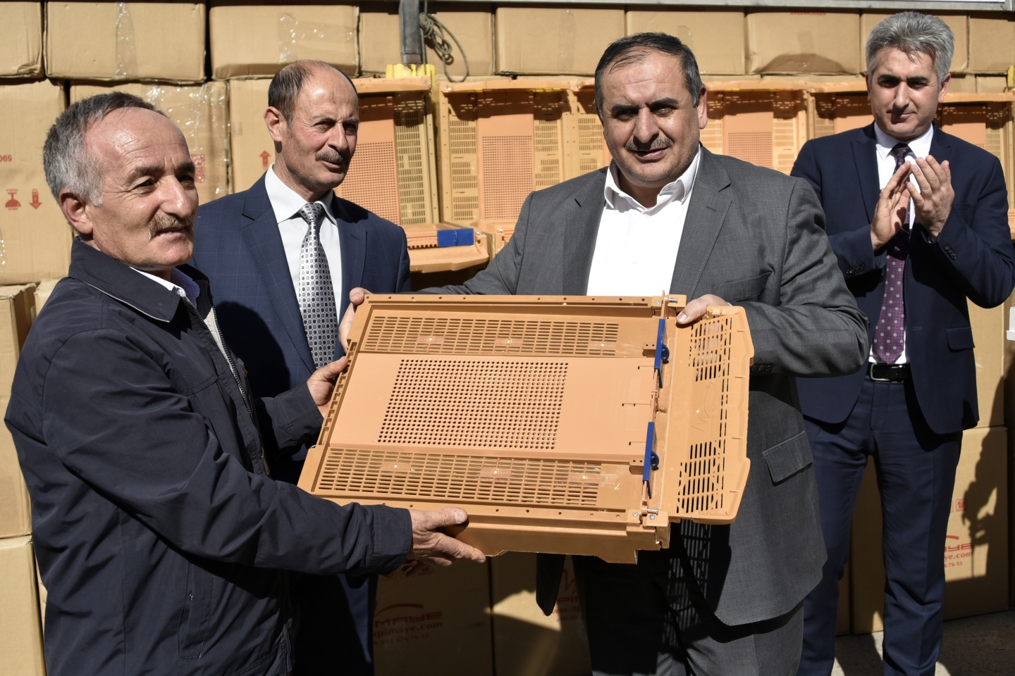 Gümüşhane’de arıcılara 2 bin 500 polen tuzaklı kovan altlığı daha dağıtıldı 19