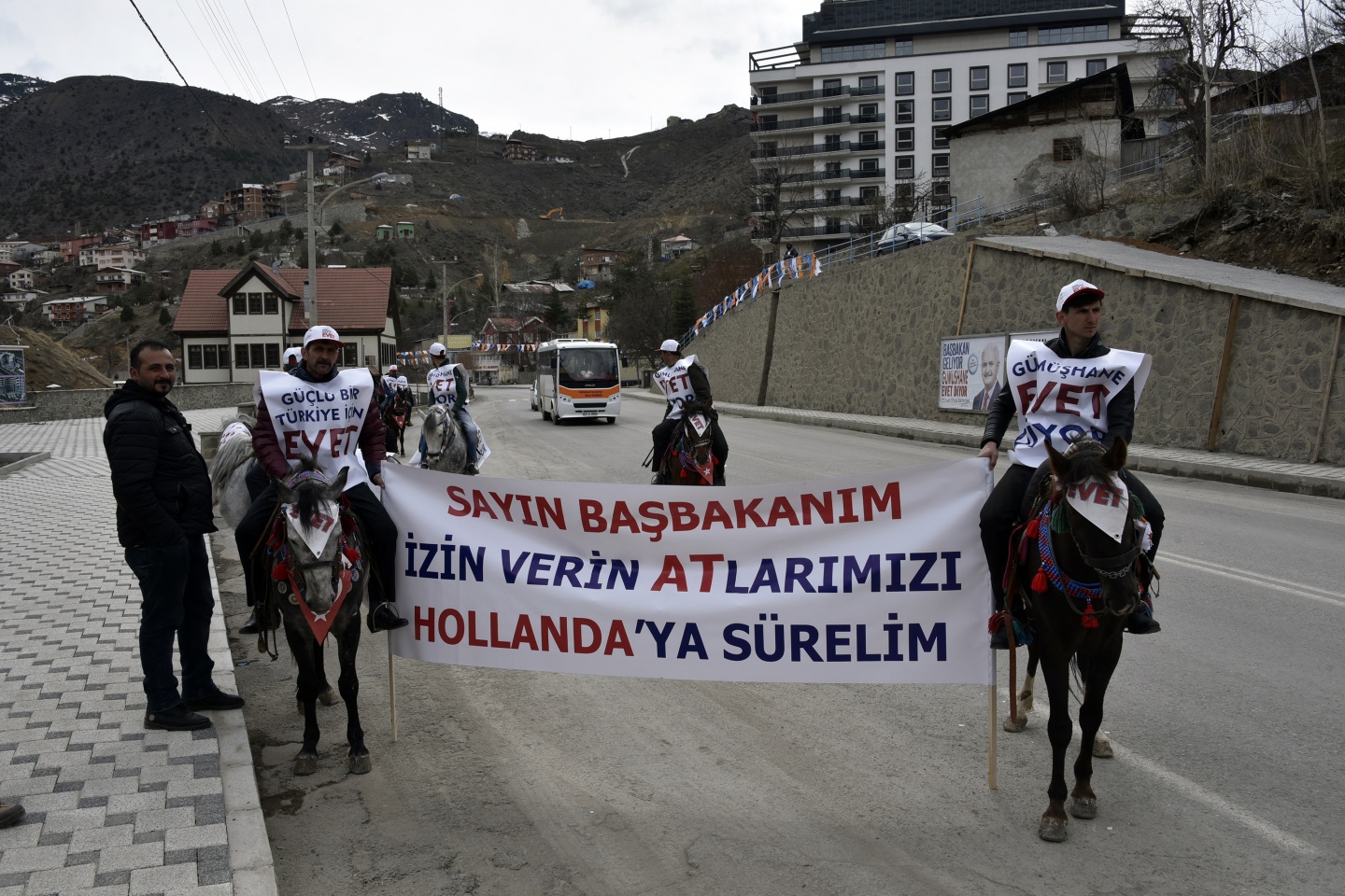 Başbakan Binali Yıldırım'a Gümüşhane'de atlı karşılama 1
