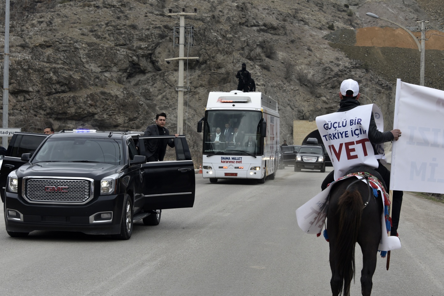 Başbakan Binali Yıldırım'a Gümüşhane'de atlı karşılama 6