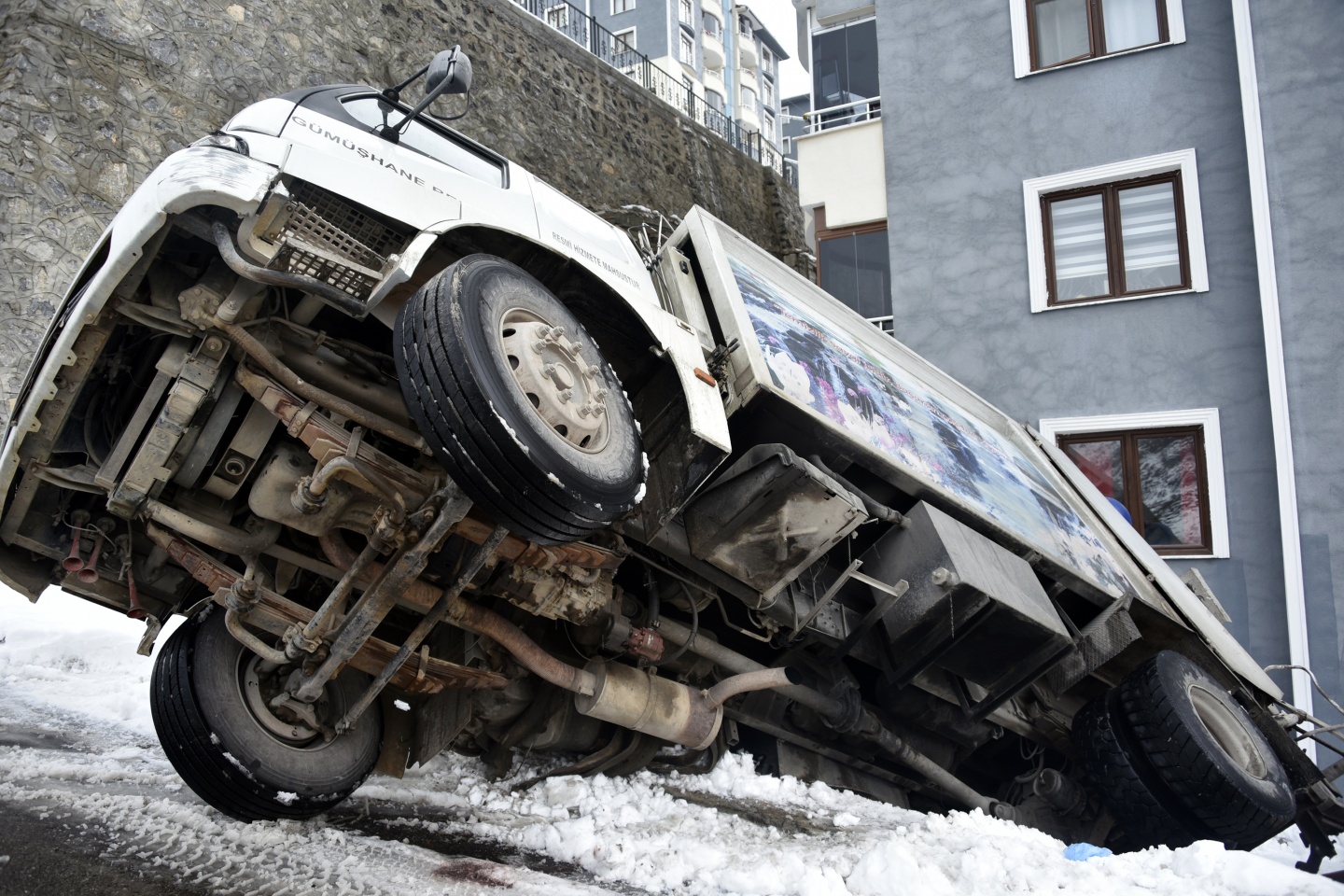 Gümüşhane’de çöp kamyonu devrildi: 1 yaralı 2