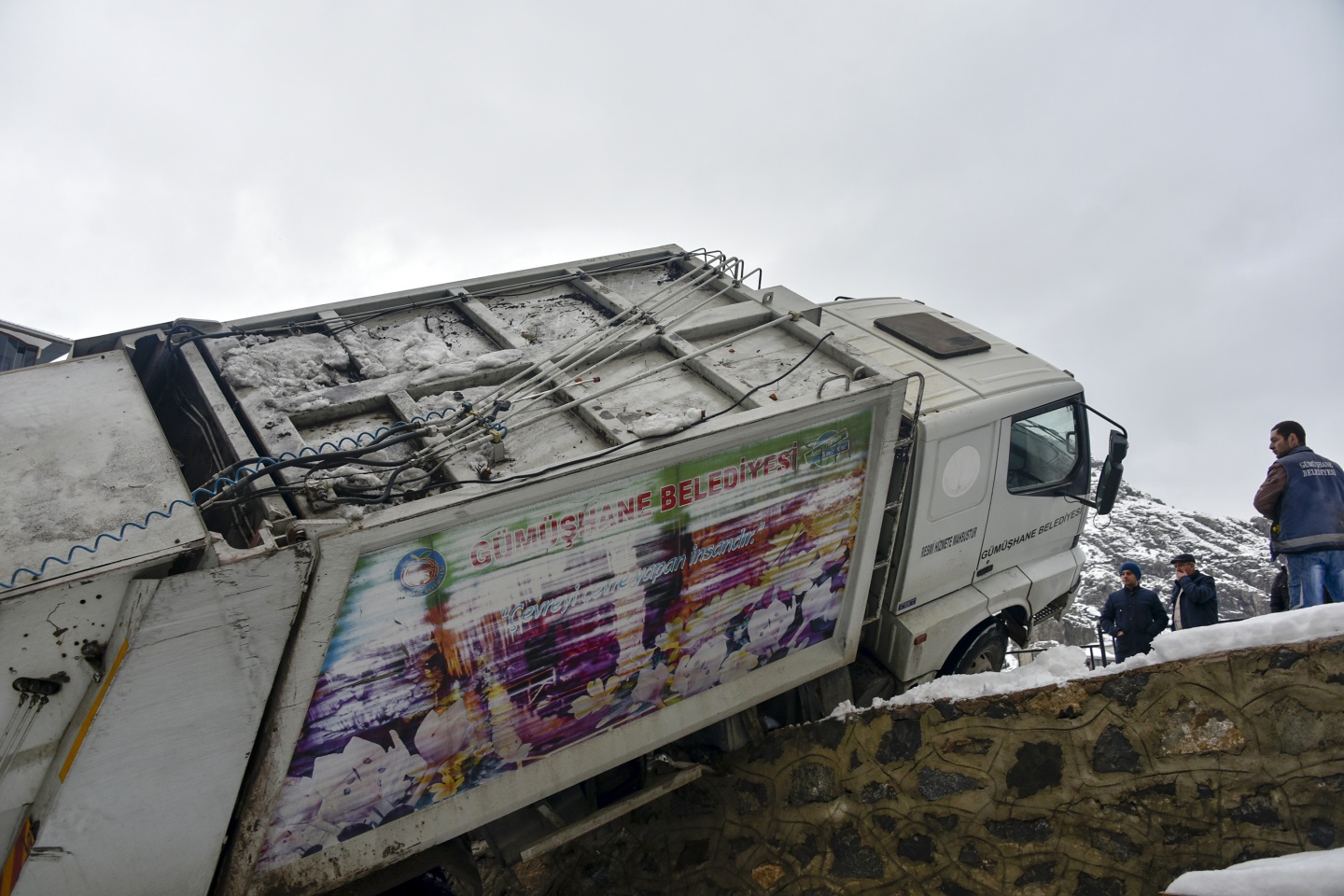 Gümüşhane’de çöp kamyonu devrildi: 1 yaralı 6