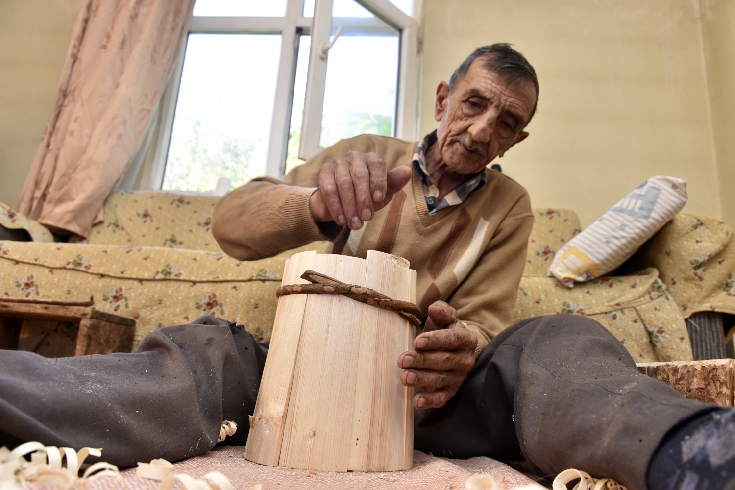 53 yıldır eşiyle birlikte külek yaparak geçimini sağlıyor 8