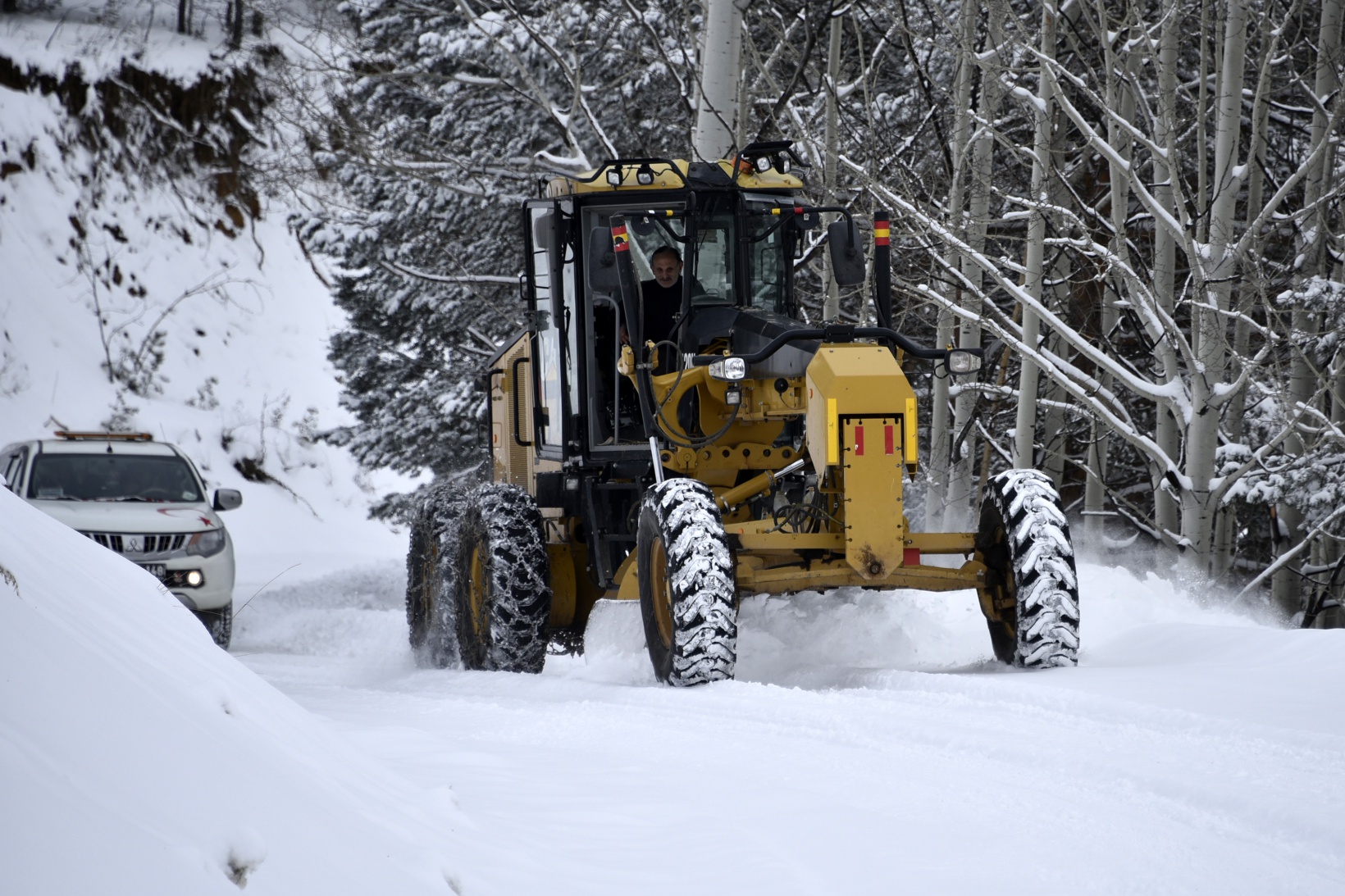 Gümüşhane'de karla mücadele çalışmaları devam ediyor 13