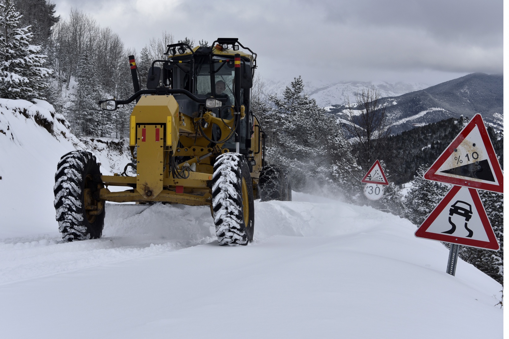 Gümüşhane'de karla mücadele çalışmaları devam ediyor 7