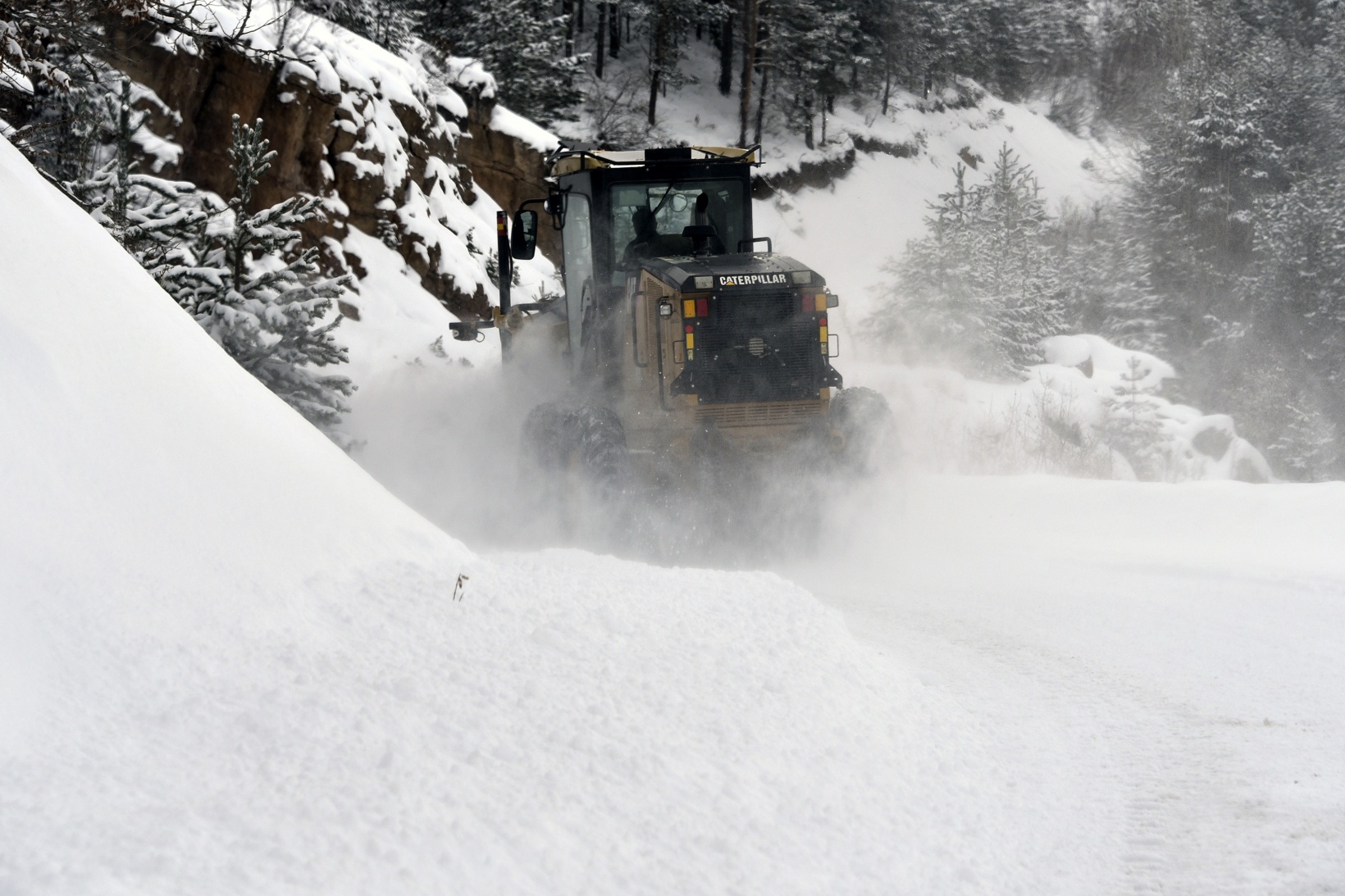 Gümüşhane'de karla mücadele çalışmaları devam ediyor 23