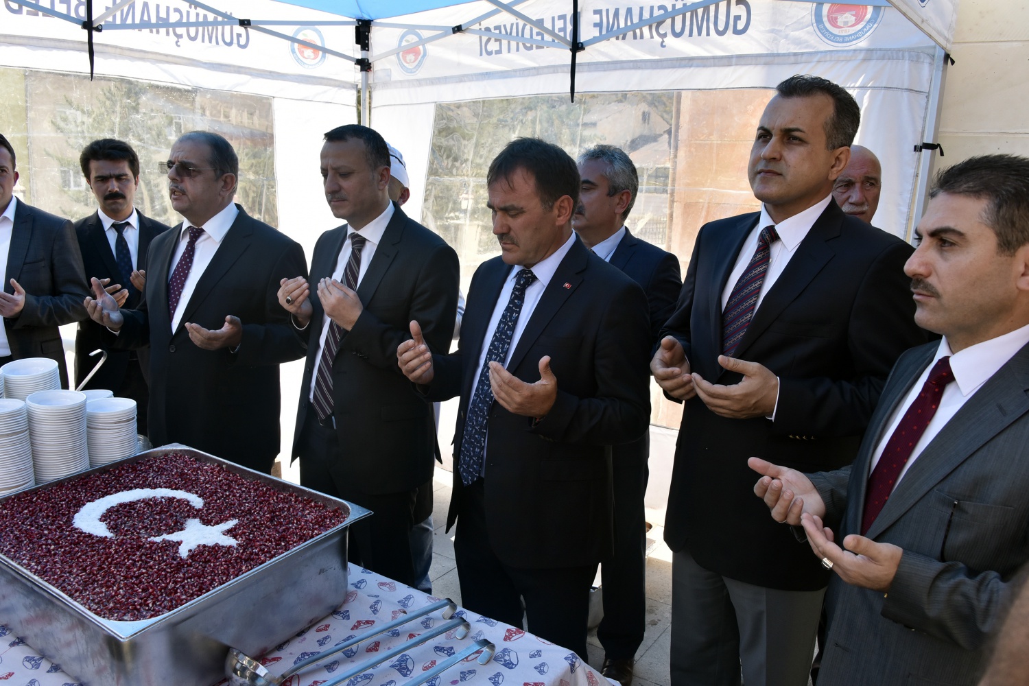 Gümüşhane’de Belediye Başkanlığı tarafından vatandaşlara aşure ikram edildi 9