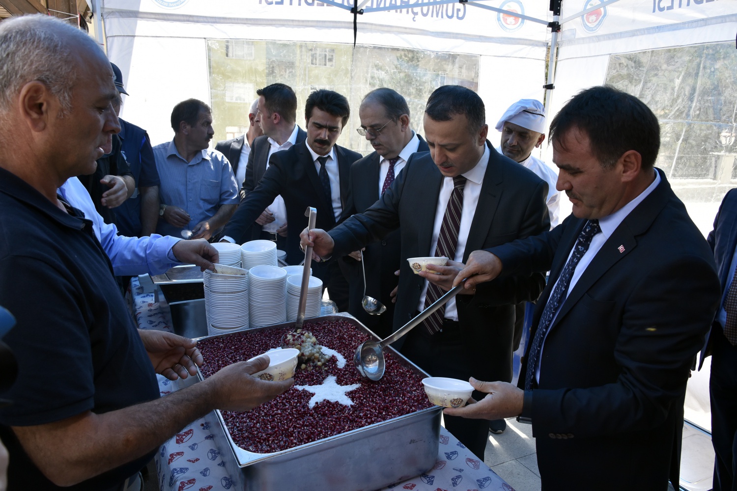 Gümüşhane’de Belediye Başkanlığı tarafından vatandaşlara aşure ikram edildi 2