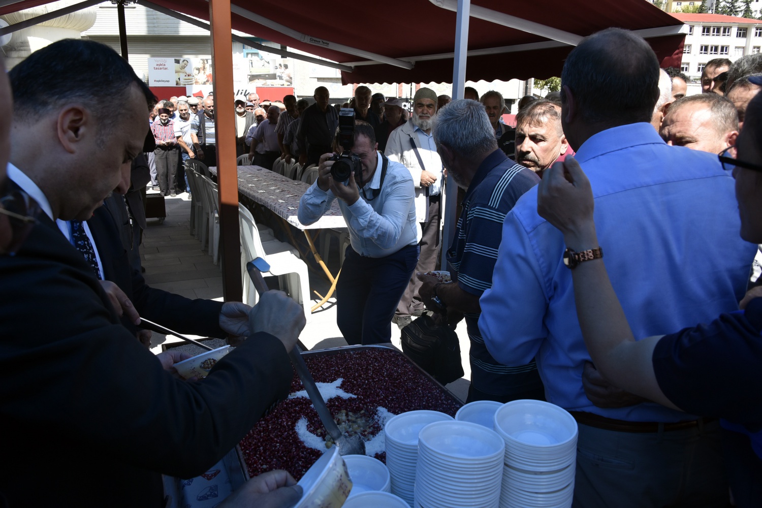 Gümüşhane’de Belediye Başkanlığı tarafından vatandaşlara aşure ikram edildi 1