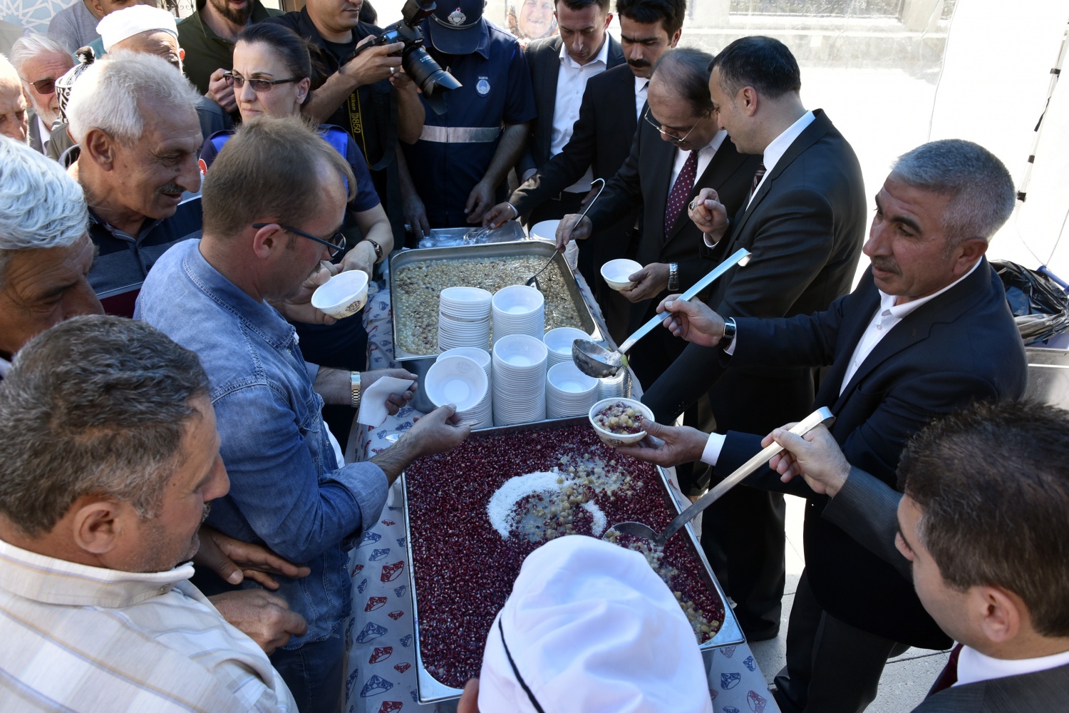 Gümüşhane’de Belediye Başkanlığı tarafından vatandaşlara aşure ikram edildi 5