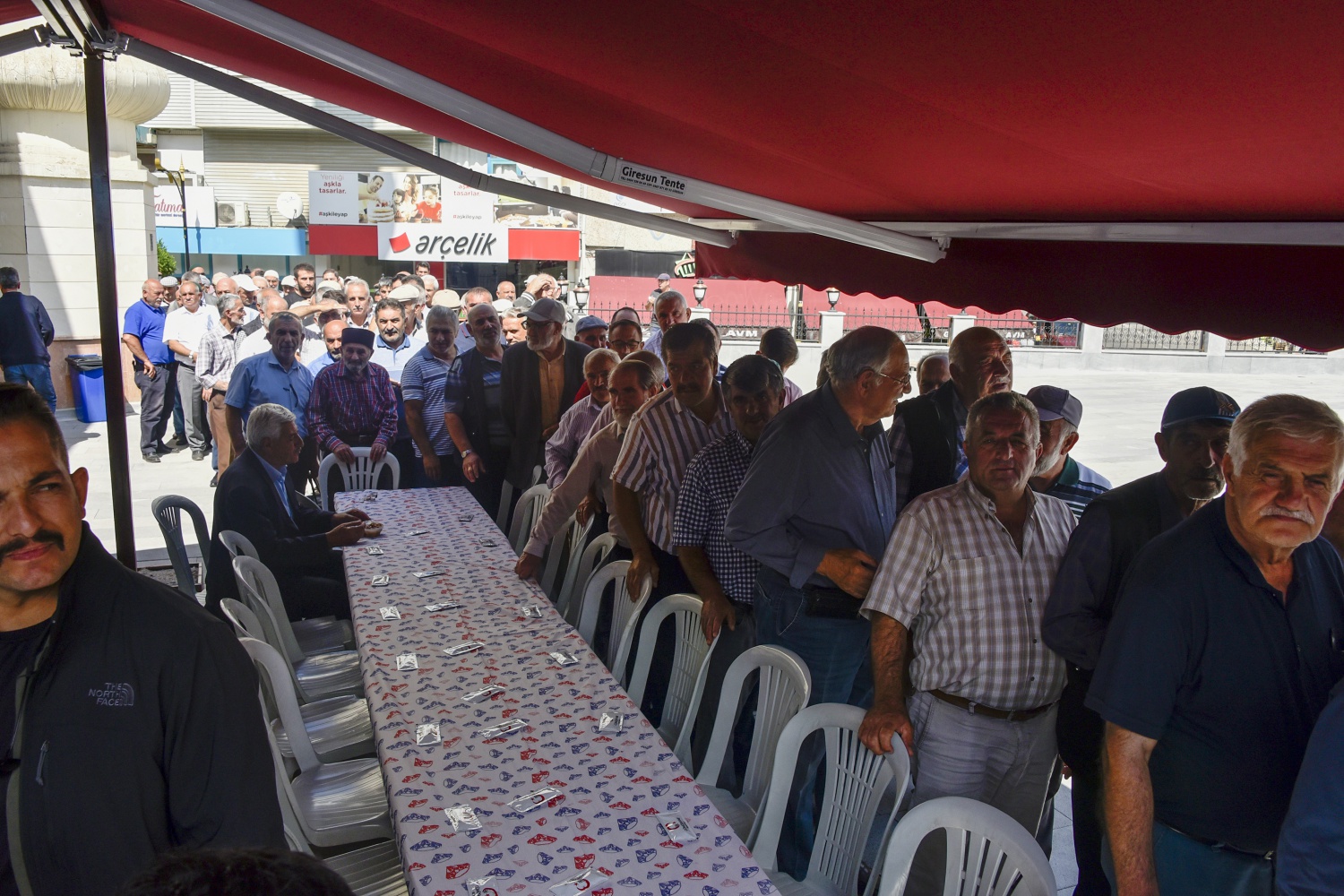 Gümüşhane’de Belediye Başkanlığı tarafından vatandaşlara aşure ikram edildi 6