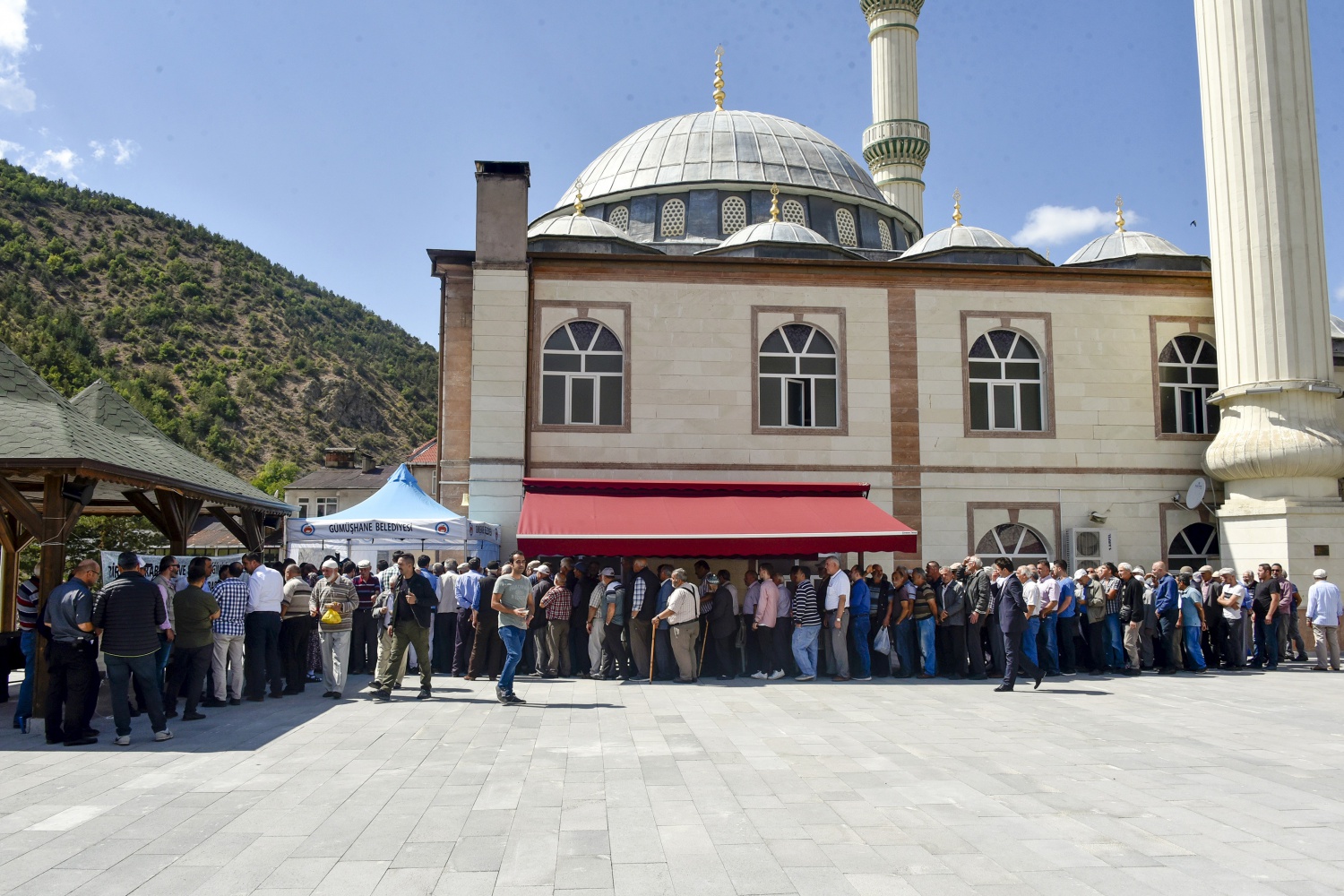 Gümüşhane’de Belediye Başkanlığı tarafından vatandaşlara aşure ikram edildi 12