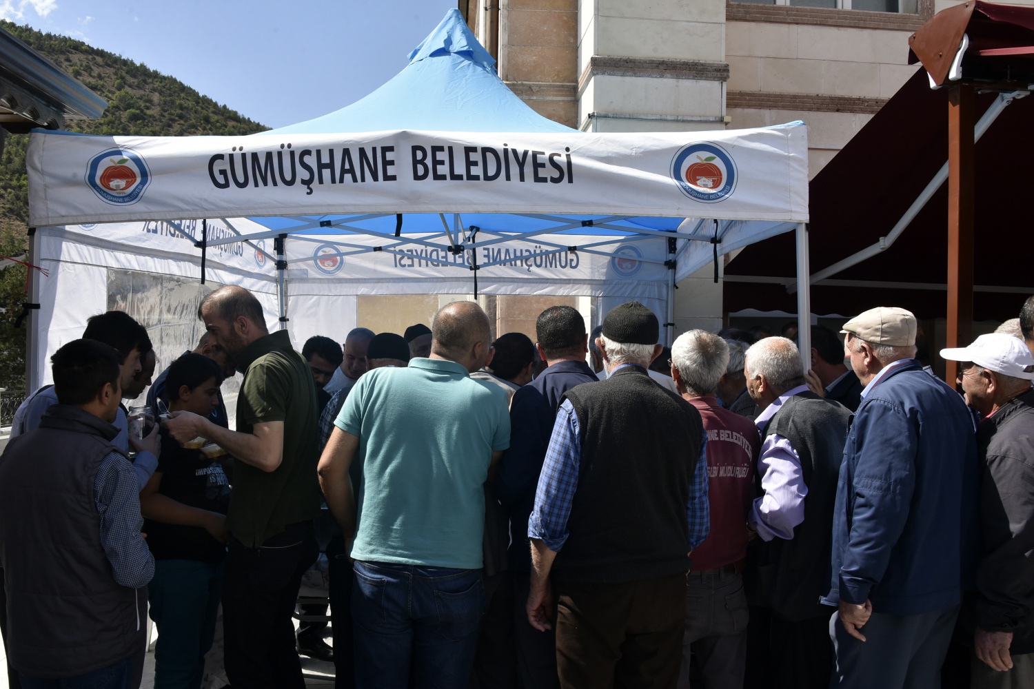 Gümüşhane’de Belediye Başkanlığı tarafından vatandaşlara aşure ikram edildi 13