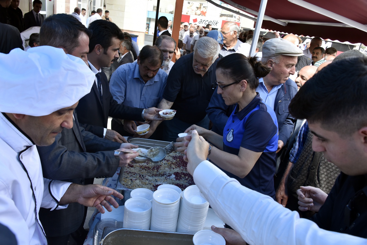 Gümüşhane’de Belediye Başkanlığı tarafından vatandaşlara aşure ikram edildi 17