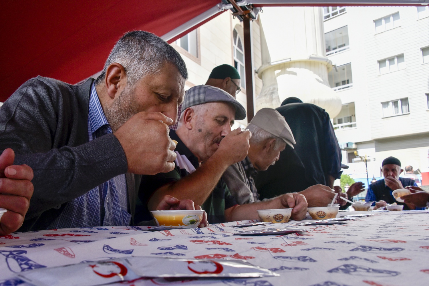 Gümüşhane’de Belediye Başkanlığı tarafından vatandaşlara aşure ikram edildi 3
