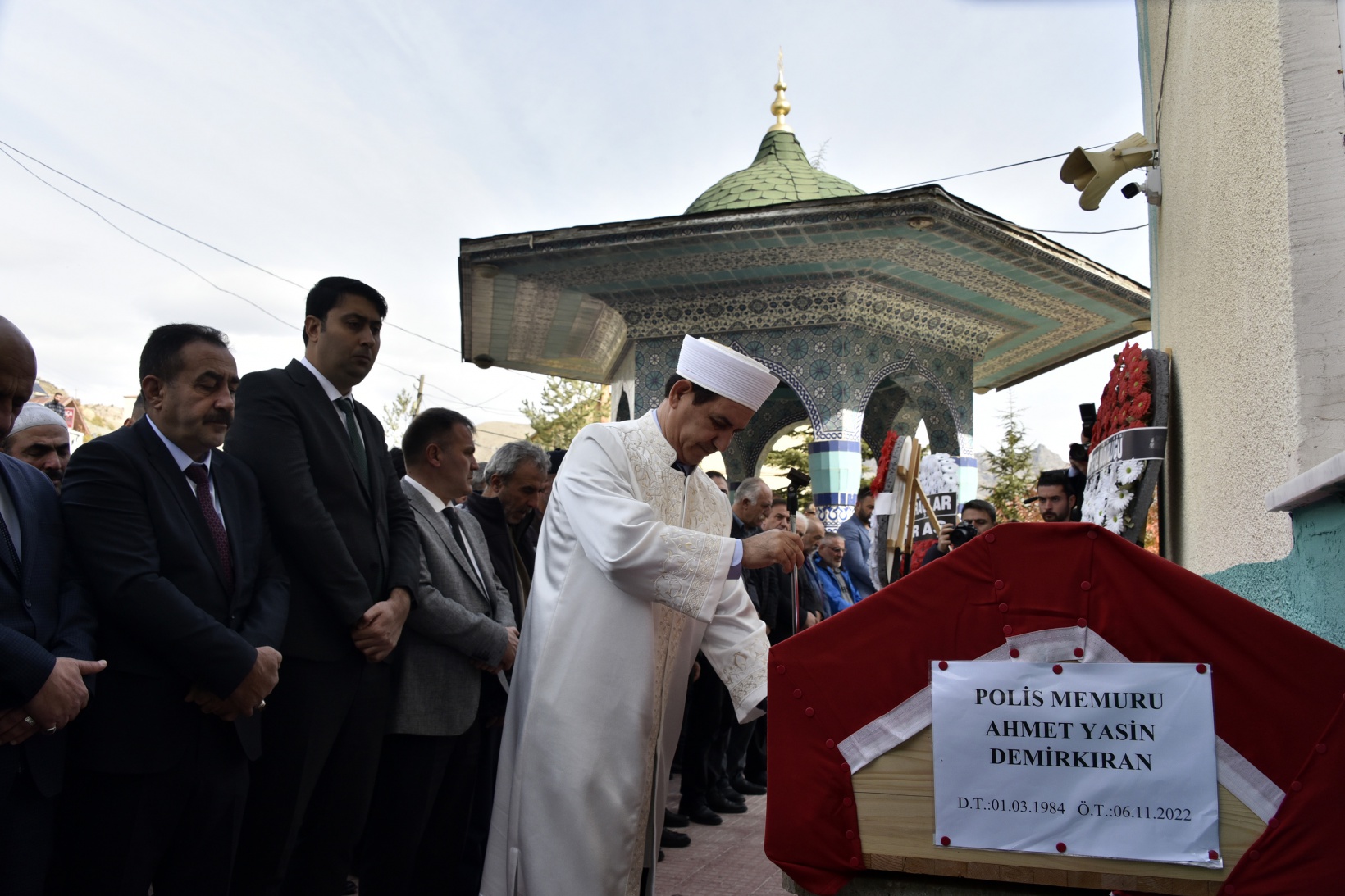 Genç yaşta kalp krizi geçiren polis memuru son yolculuğuna uğurlandı 9