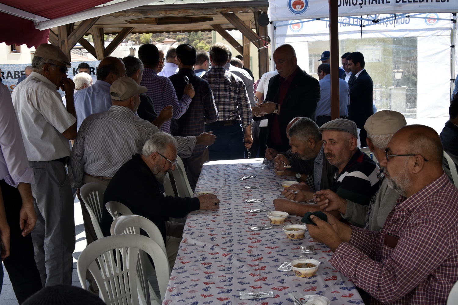 Gümüşhane’de Belediye Başkanlığı tarafından vatandaşlara aşure ikram edildi 4