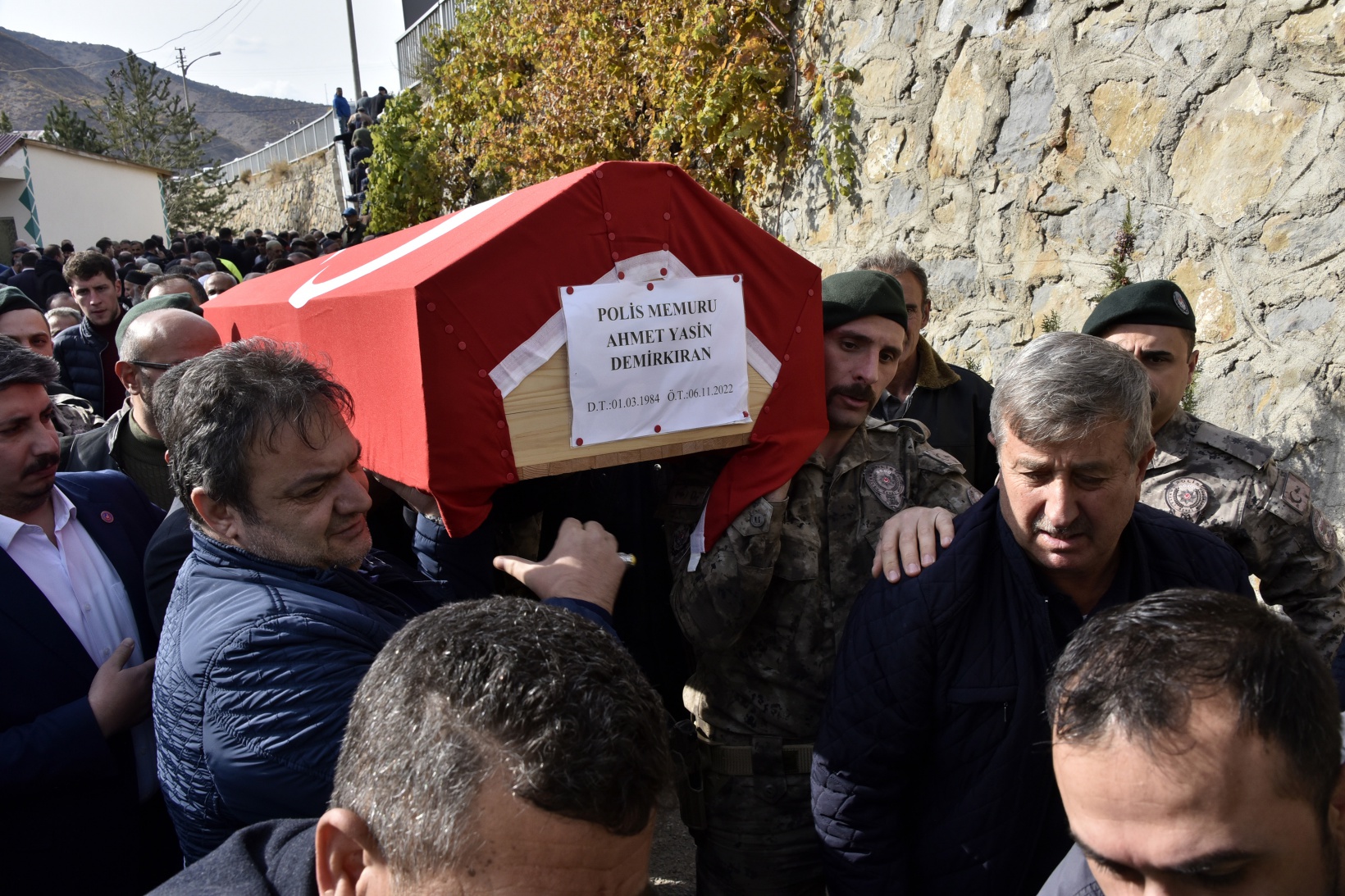 Genç yaşta kalp krizi geçiren polis memuru son yolculuğuna uğurlandı 8