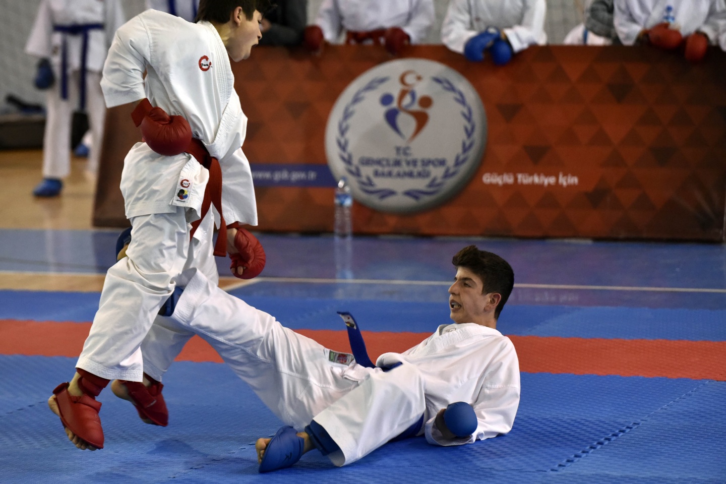 Okullar Arası Gençler Karate müsabakaları Gümüşhane’de başladı 6