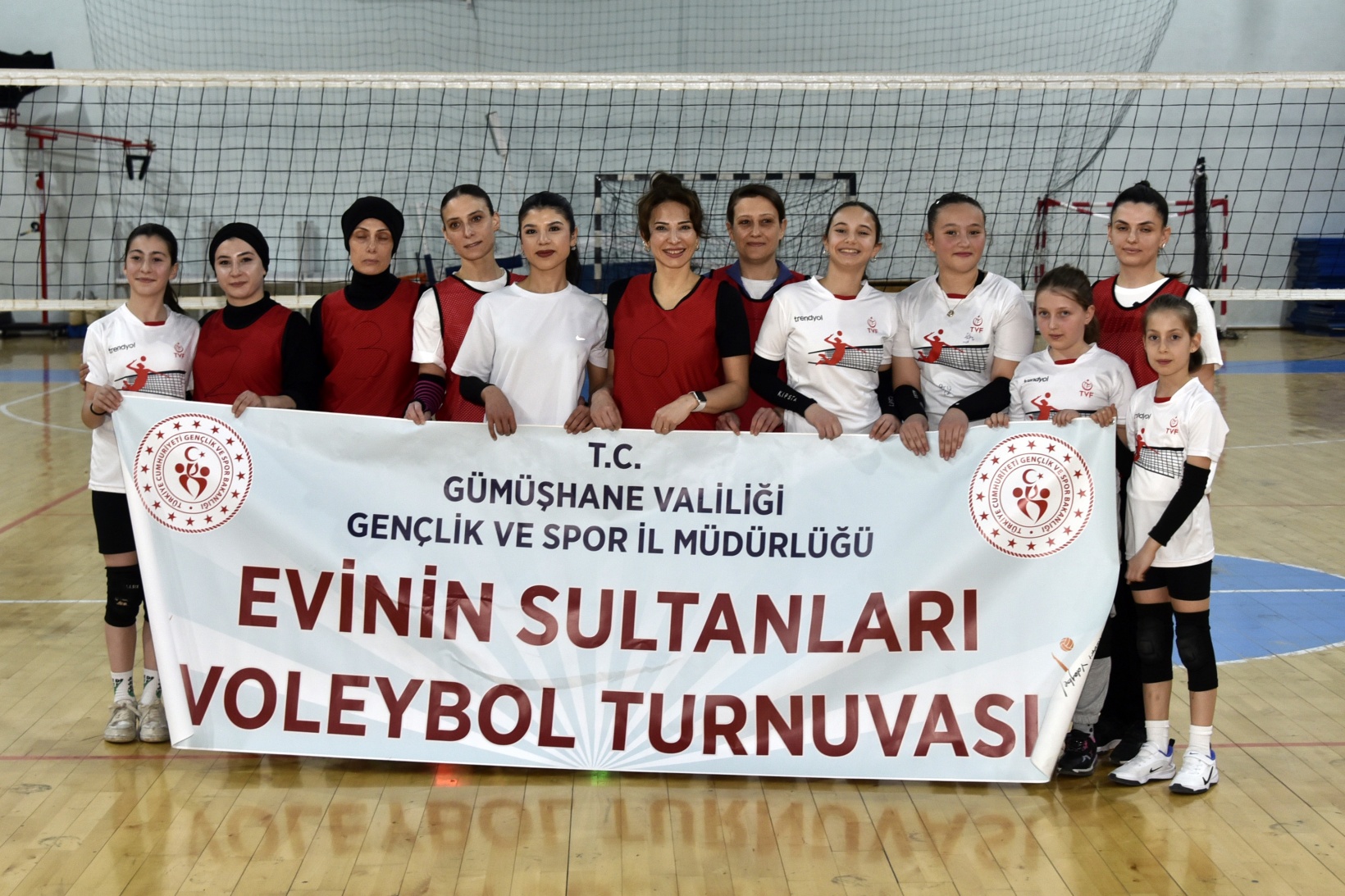 Gümüşhane’de anneler ve kızları voleybol maçında karşılaştı 12
