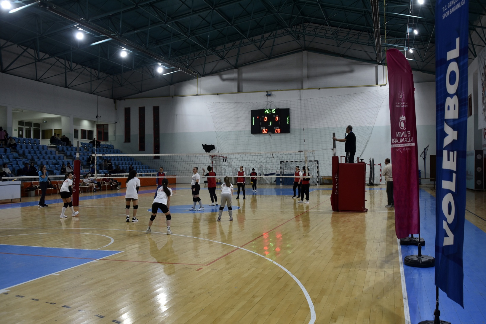 Gümüşhane’de anneler ve kızları voleybol maçında karşılaştı 11