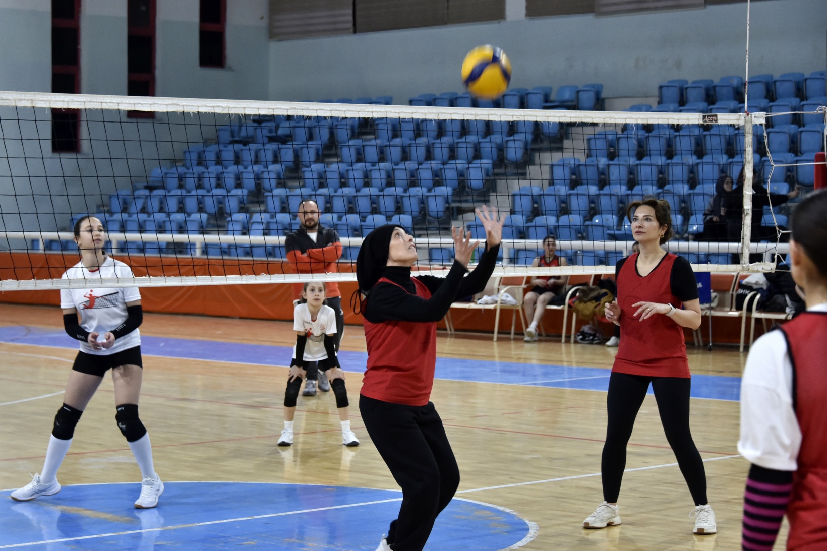 Gümüşhane’de anneler ve kızları voleybol maçında karşılaştı 15