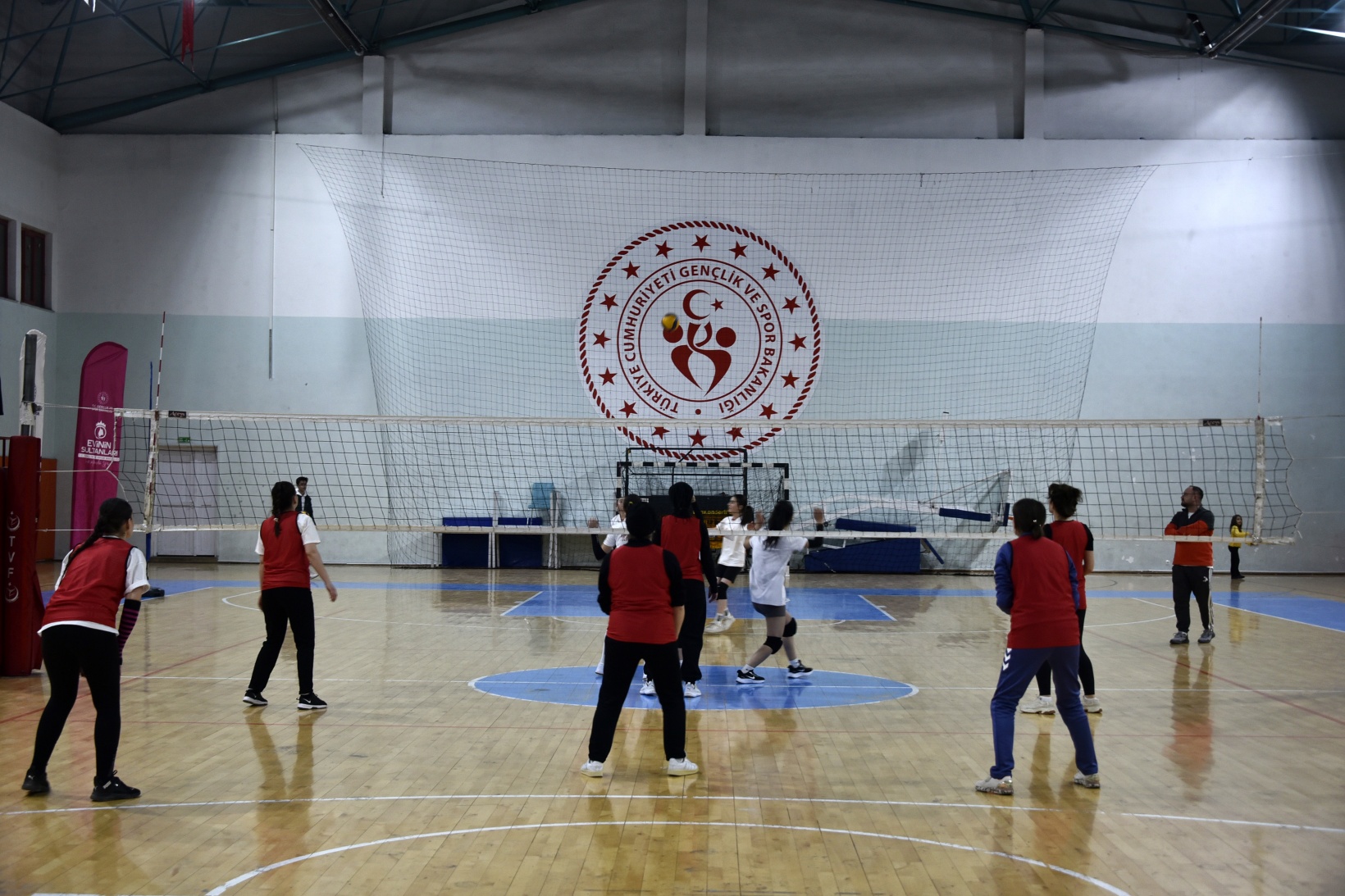 Gümüşhane’de anneler ve kızları voleybol maçında karşılaştı 8