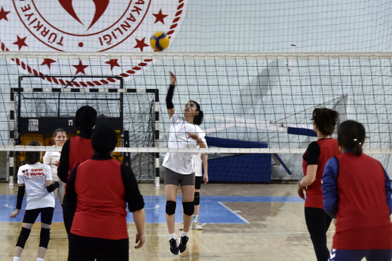 Gümüşhane’de anneler ve kızları voleybol maçında karşılaştı 6