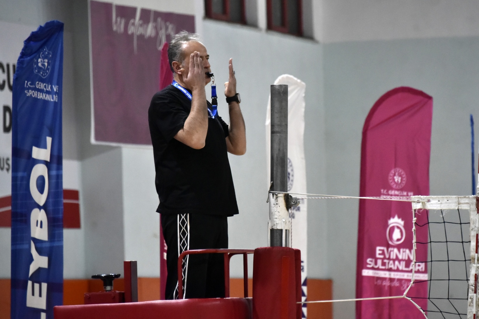 Gümüşhane’de anneler ve kızları voleybol maçında karşılaştı 14