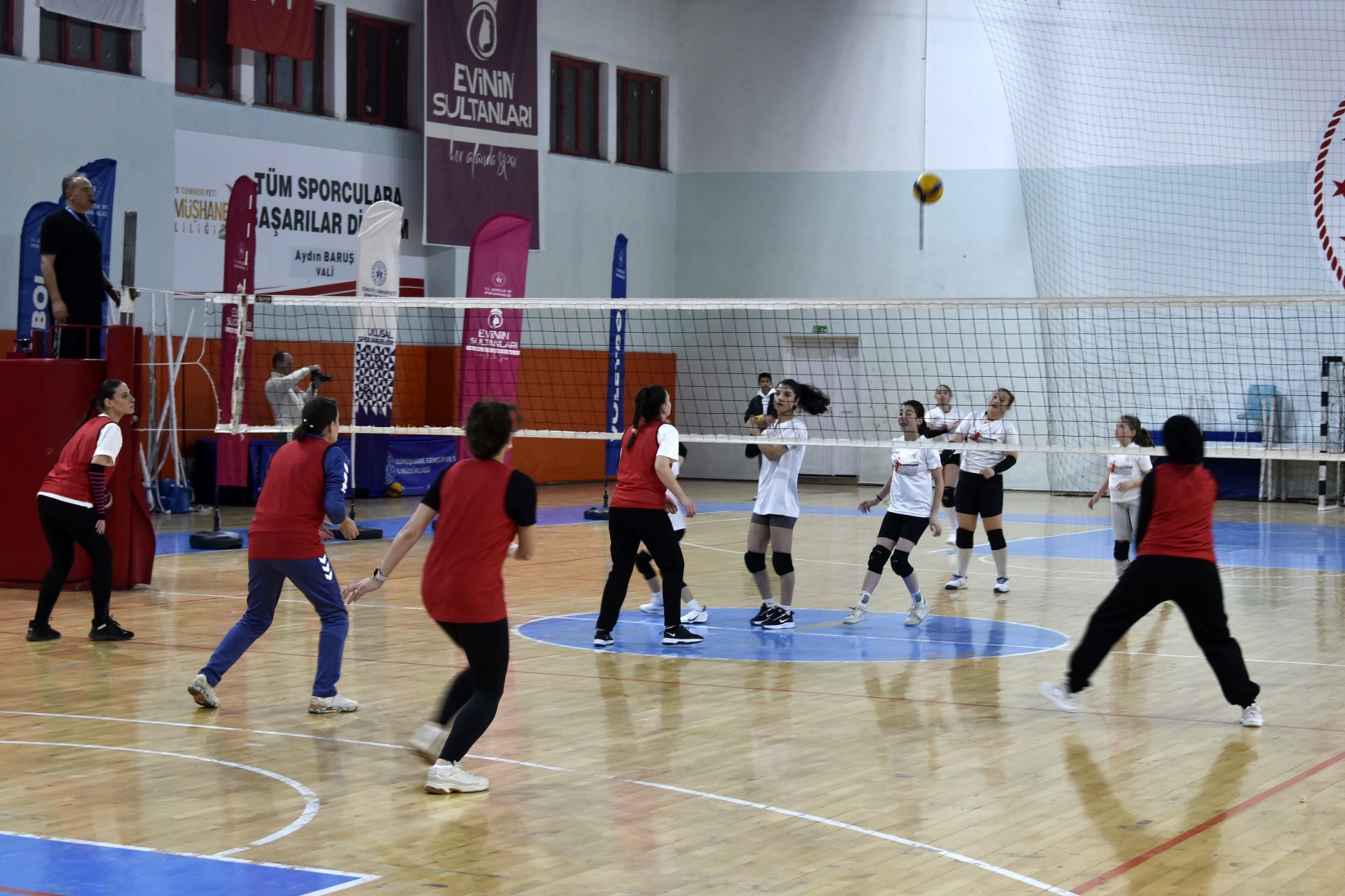 Gümüşhane’de anneler ve kızları voleybol maçında karşılaştı 3