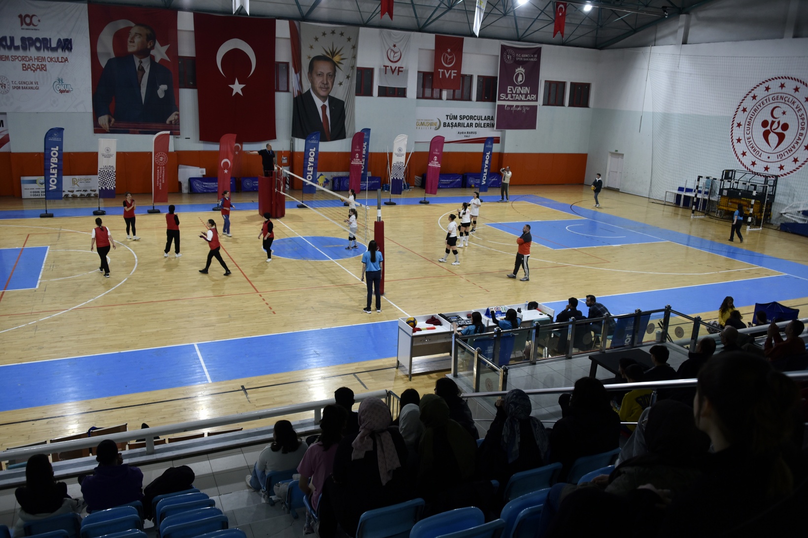 Gümüşhane’de anneler ve kızları voleybol maçında karşılaştı 2