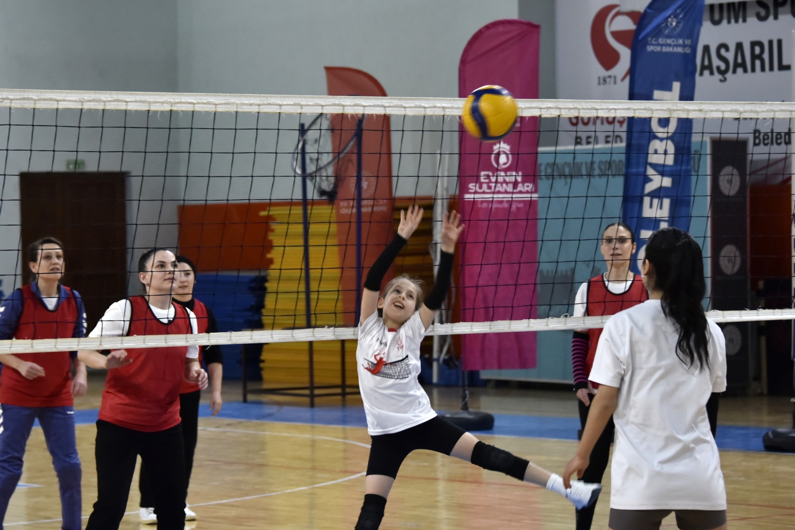 Gümüşhane’de anneler ve kızları voleybol maçında karşılaştı 13