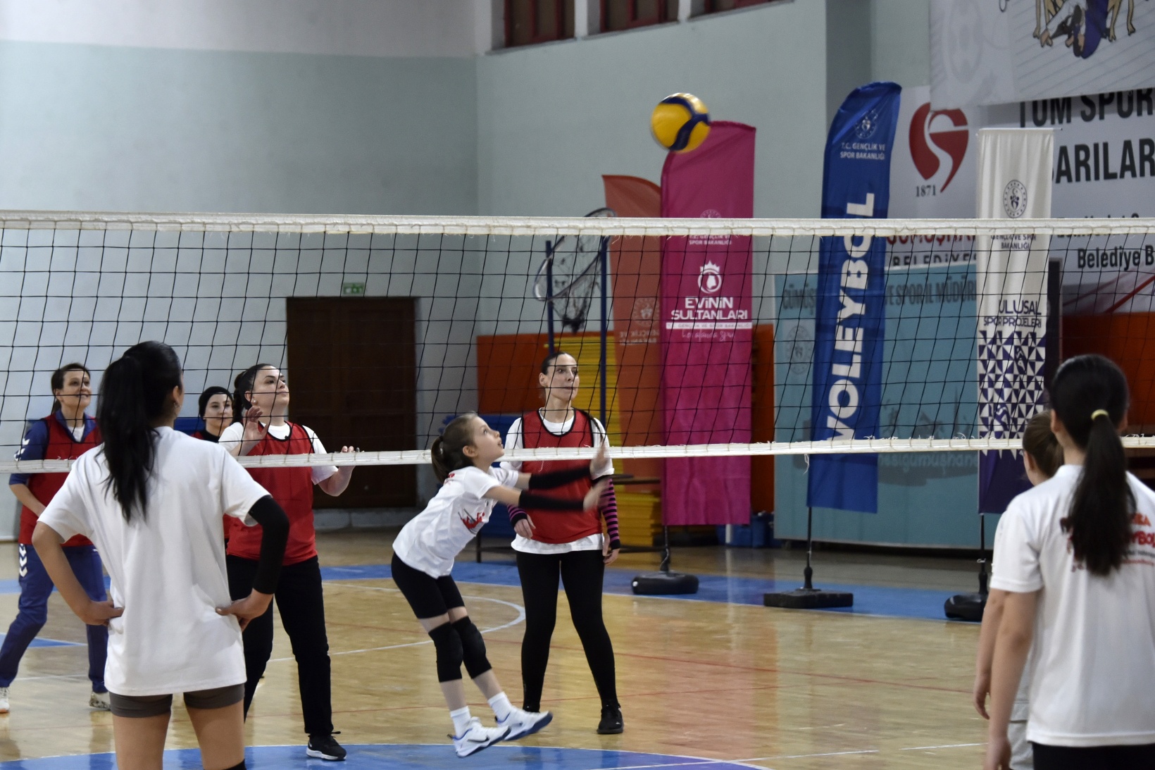 Gümüşhane’de anneler ve kızları voleybol maçında karşılaştı 7