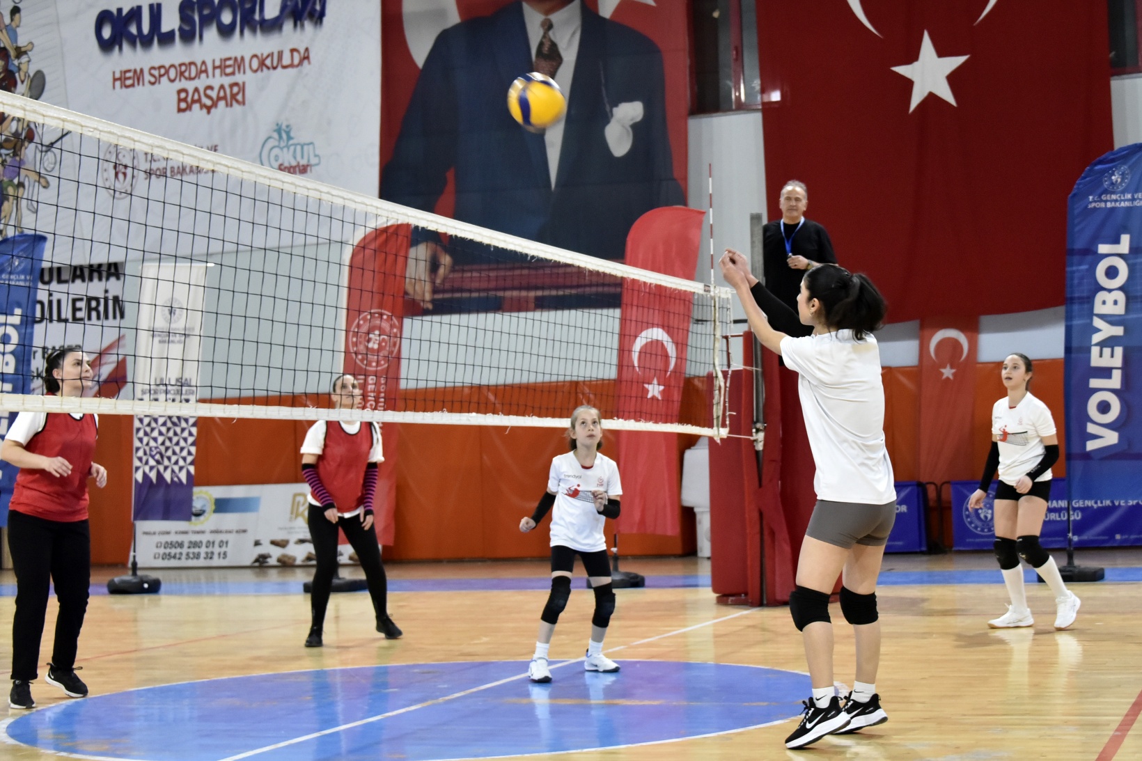 Gümüşhane’de anneler ve kızları voleybol maçında karşılaştı 10