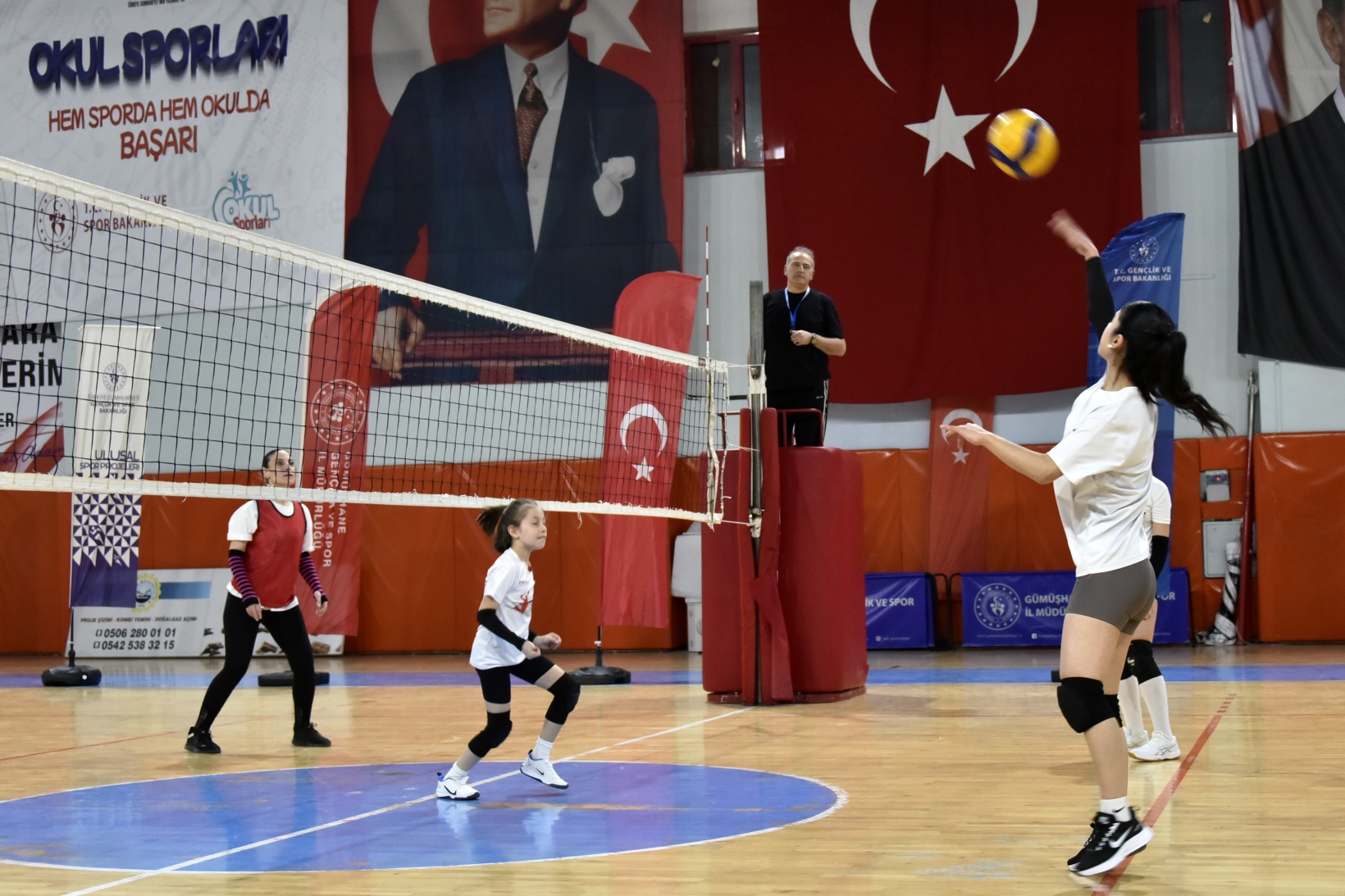Gümüşhane’de anneler ve kızları voleybol maçında karşılaştı 16