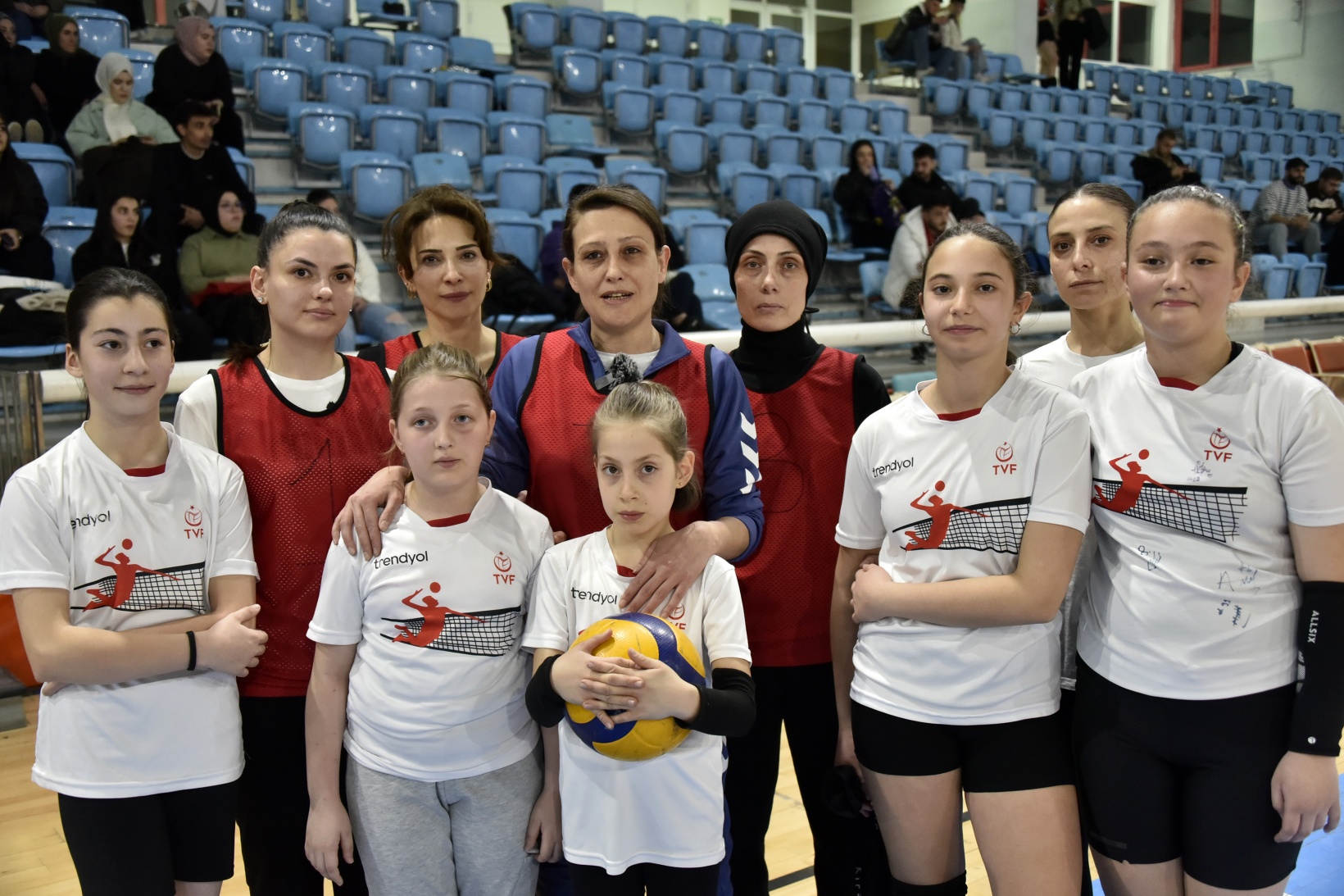 Gümüşhane’de anneler ve kızları voleybol maçında karşılaştı 5