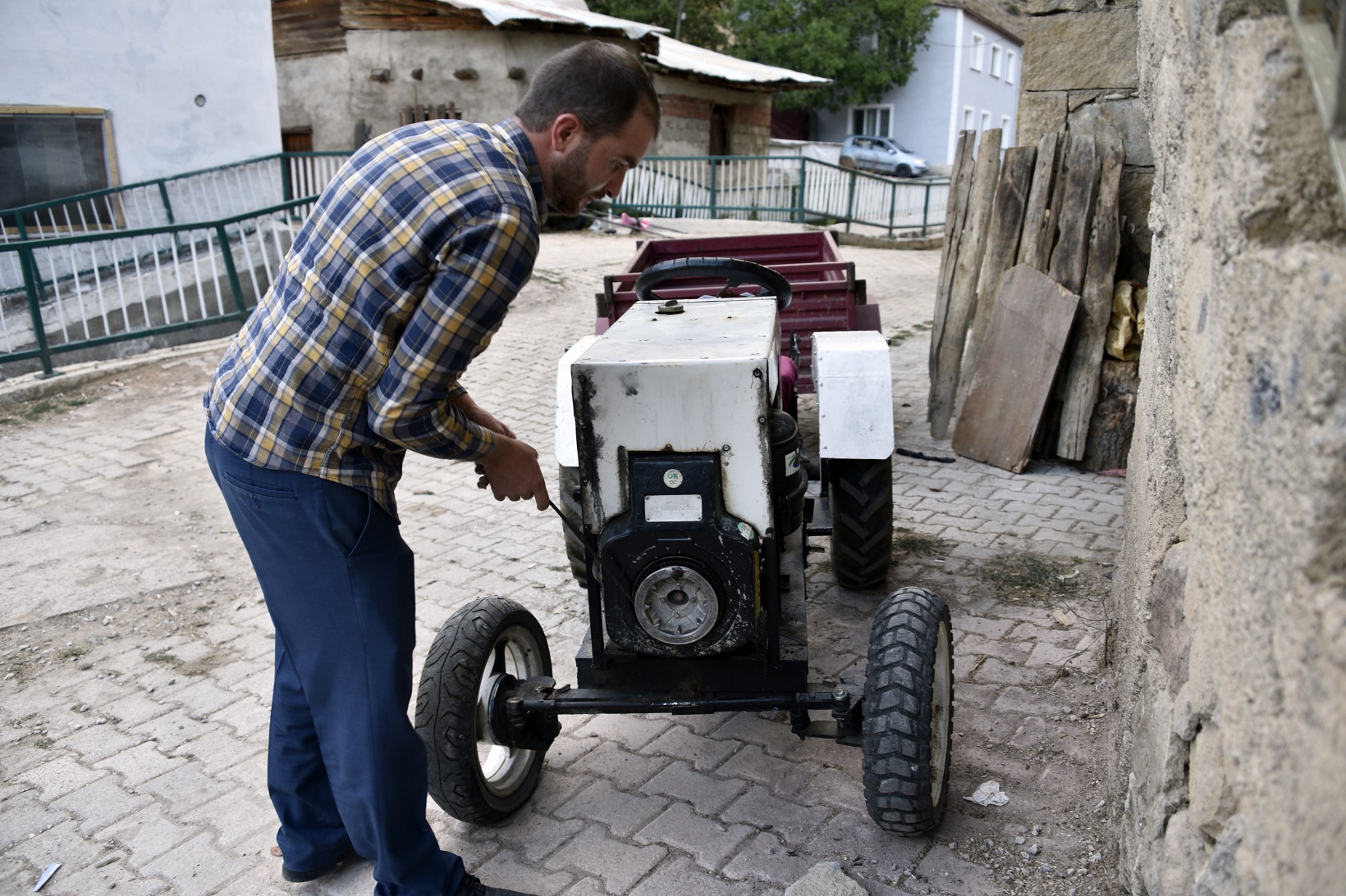 Babası yorulmasın diye traktör yaptı 10