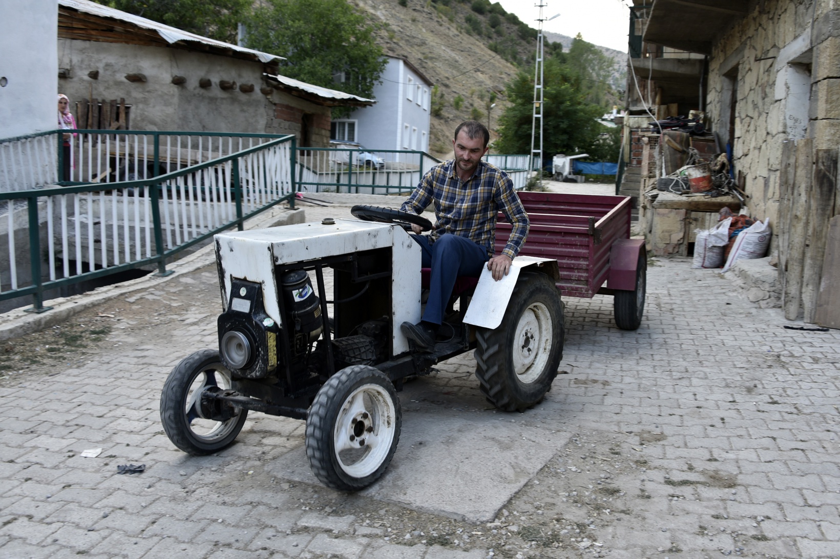 Babası yorulmasın diye traktör yaptı 13