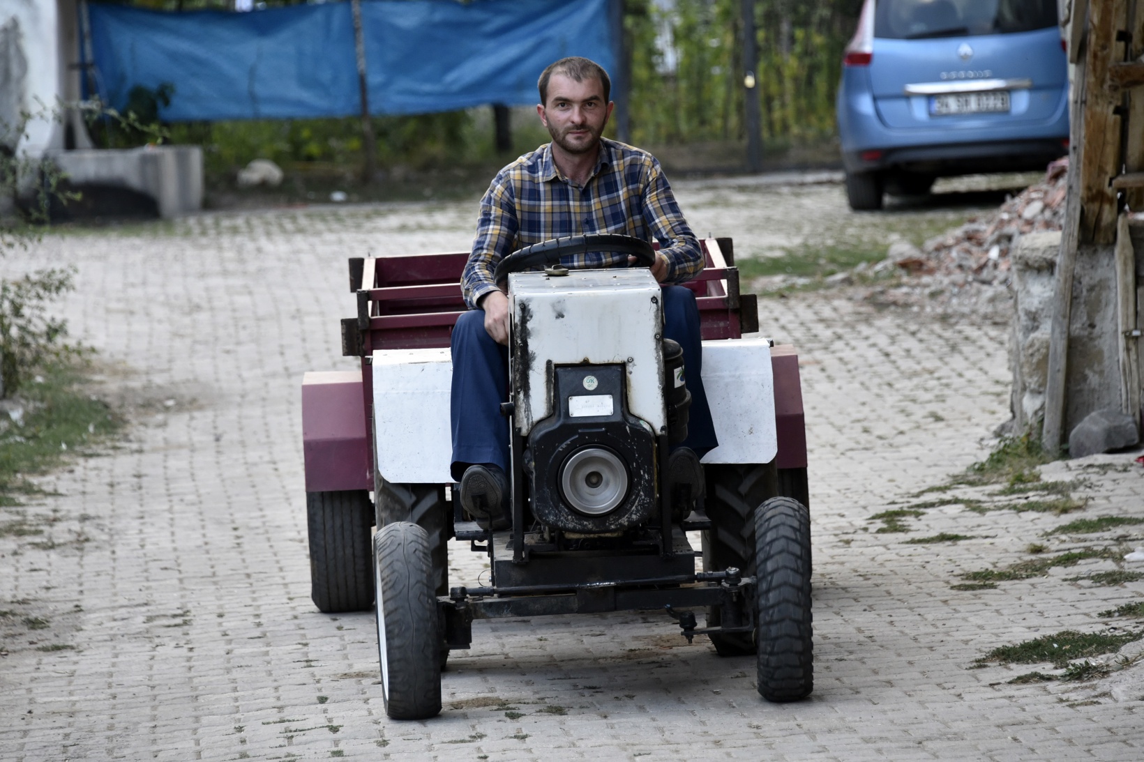 Babası yorulmasın diye traktör yaptı 12