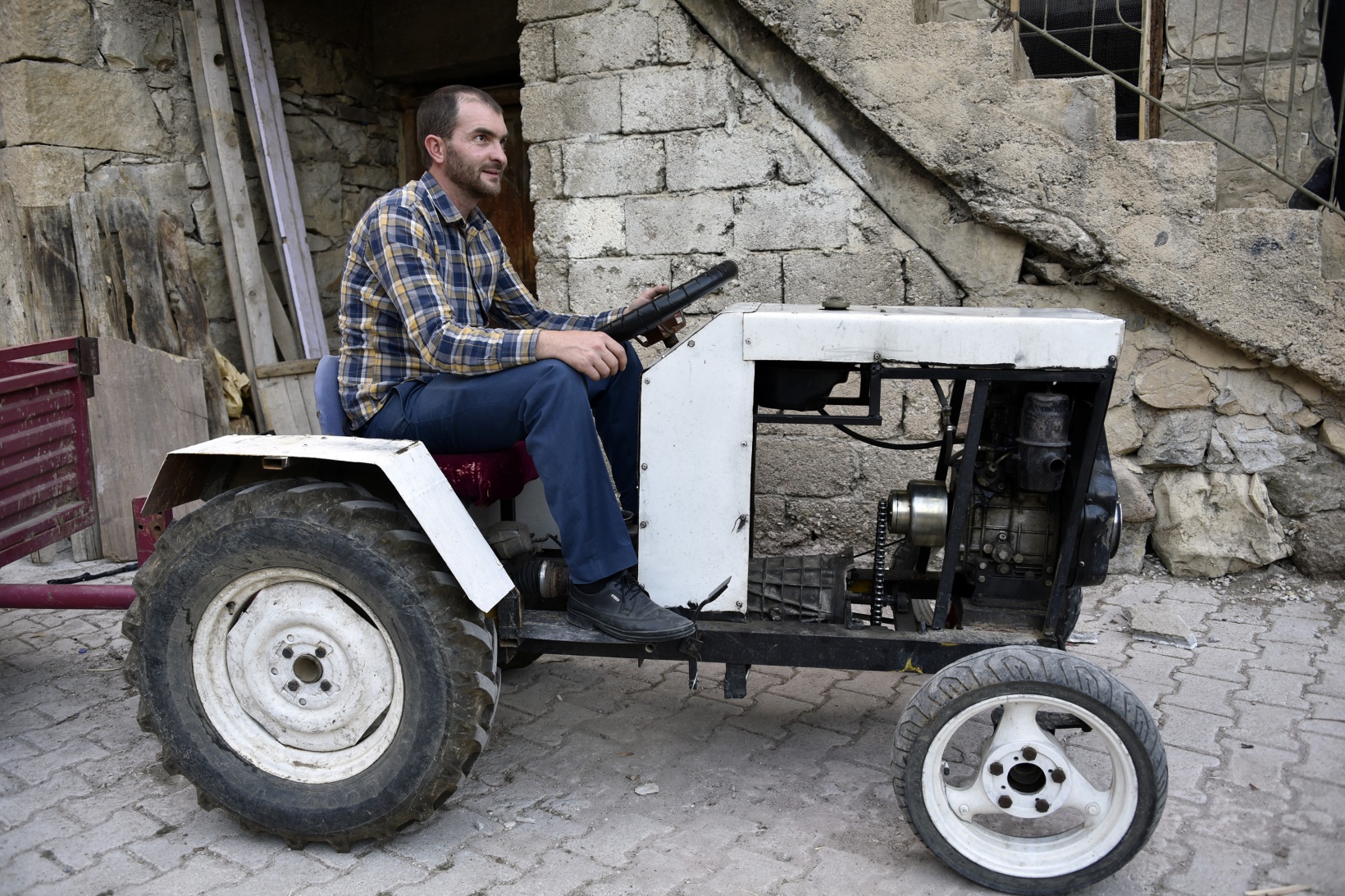 Babası yorulmasın diye traktör yaptı 11